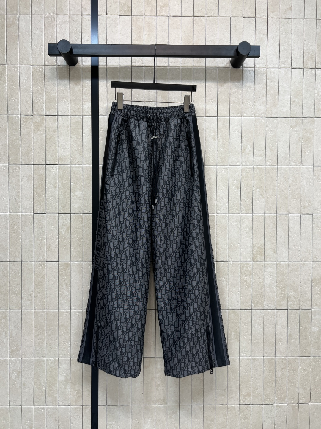 NO:499430,G Home 25 autumn and winter new GG dark pattern jacquard series Hooded functional button jacket + hooded jacket jacket + trousers + casual pants Classic gray-black sports style suit cool, stylish and high-end hooded design is full of youthful age reduction. Full of barrage GG letters dark pattern jacquard, super texture. A series of matching upper body makes it look slim and casual and fashionable. Custom dark pattern GG jacquard fabric. The overall exquisite. It is versatile and not picky about the figure. Any body type can be easily controlled. Everyday sports are very good. One color, three-code Size/S-M-L, gucci, skirts, jackets & coats, hats, alexander wang19860909G家 25秋冬新款 GG暗纹提花系列 连帽机能扣外套+连帽夹克外套+搭片裤裙+休闲裤 经典的灰黑色运动风格套装酷帅有型时髦又高级 连帽的设计充满青春减龄感 满弹幕GG字母暗纹提花 质感超赞 一系列搭配上身显瘦又休闲时髦 定制暗纹GG提花面料 整体超级精致 百搭不挑身材 任何体型都可轻松驾驭 日常运动出街都很不错一色三码Size/S-M-L,,gucci,skirts,jackets & coats,jackets & coats,hats,alexander wang,Women's clothing