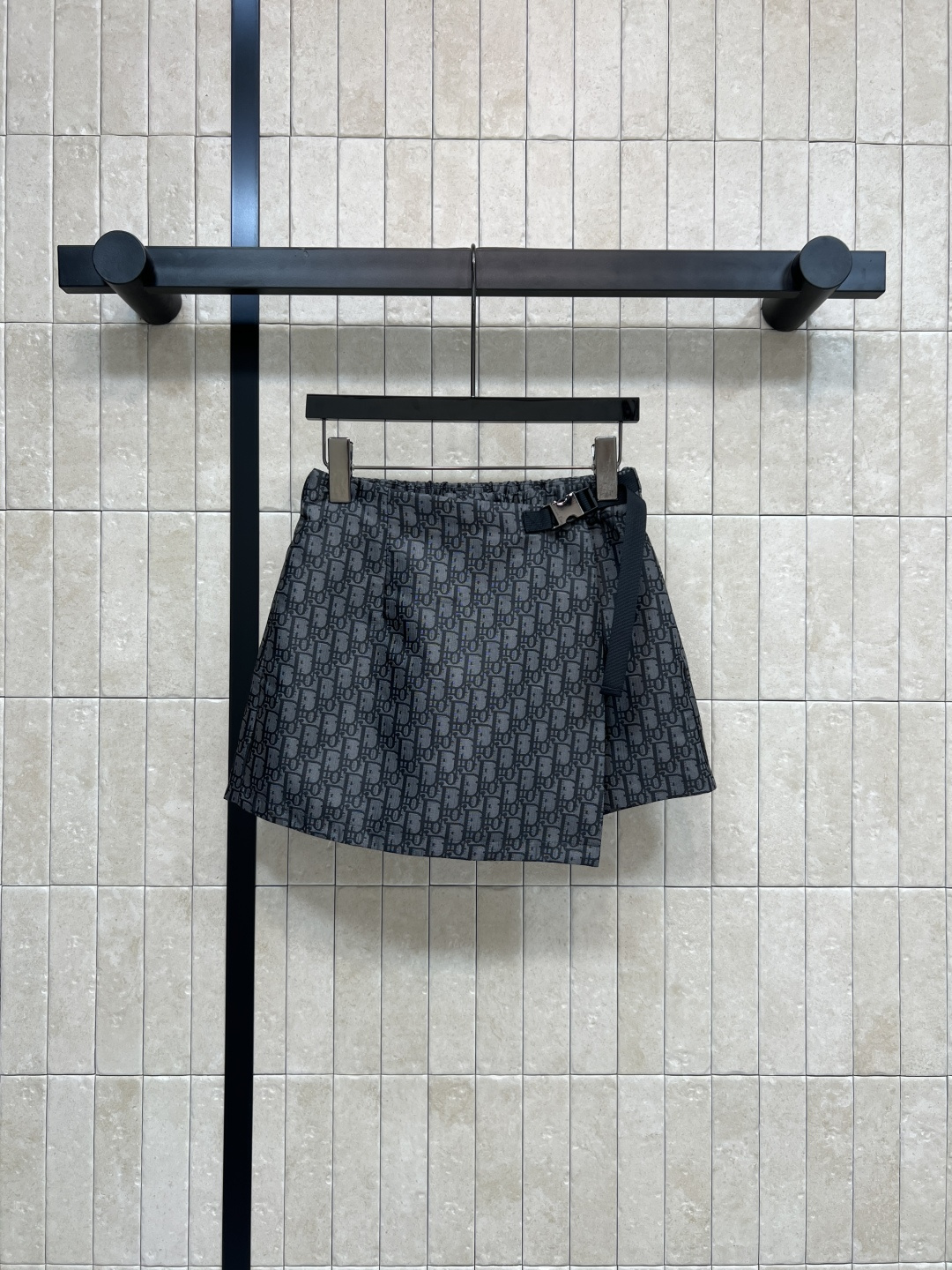 NO:499426,G Home 25 autumn and winter new GG dark pattern jacquard series Hooded functional button jacket + hooded jacket jacket + trousers + casual pants Classic gray-black sports style suit cool, stylish and high-end hooded design is full of youthful age reduction. Full of barrage GG letters dark pattern jacquard, super texture. A series of matching upper body makes it look slim and casual and fashionable. Customized dark pattern GG jacquard fabric. The overall exquisite. It is versatile and not picky about the figure. Any body type can be easily controlled. Daily sports are very good. One color, three-code Size/S-M-L, gucci, skirts, jackets & coats, hats, alexander wang19860909G家 25秋冬新款 GG暗纹提花系列 连帽机能扣外套+连帽夹克外套+搭片裤裙+休闲裤 经典的灰黑色运动风格套装酷帅有型时髦又高级 连帽的设计充满青春减龄感 满弹幕GG字母暗纹提花 质感超赞 一系列搭配上身显瘦又休闲时髦 定制暗纹GG提花面料 整体超级精致 百搭不挑身材 任何体型都可轻松驾驭 日常运动出街都很不错一色三码Size/S-M-L,,gucci,skirts,jackets & coats,jackets & coats,hats,alexander wang,Women's clothing