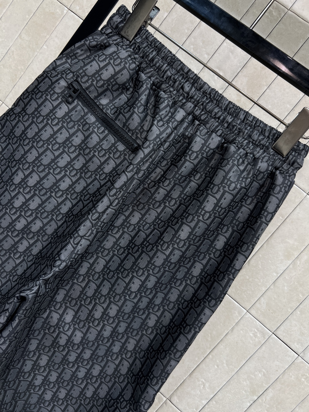 D家 25秋冬新款 老花暗纹提花系列 连帽机能扣外套+连帽夹克外套+搭片裤裙+休闲裤 经典的灰黑色运动风