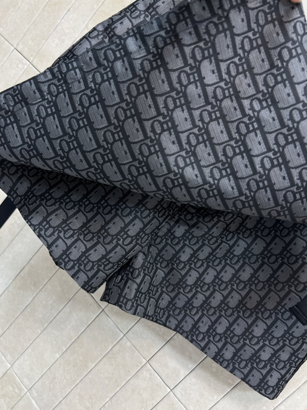 D家 25秋冬新款 老花暗纹提花系列 连帽机能扣外套+连帽夹克外套+搭片裤裙+休闲裤 经典的灰黑色运动风