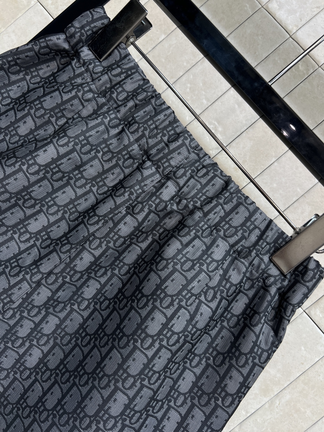 D家 25秋冬新款 老花暗纹提花系列 连帽机能扣外套+连帽夹克外套+搭片裤裙+休闲裤 经典的灰黑色运动风