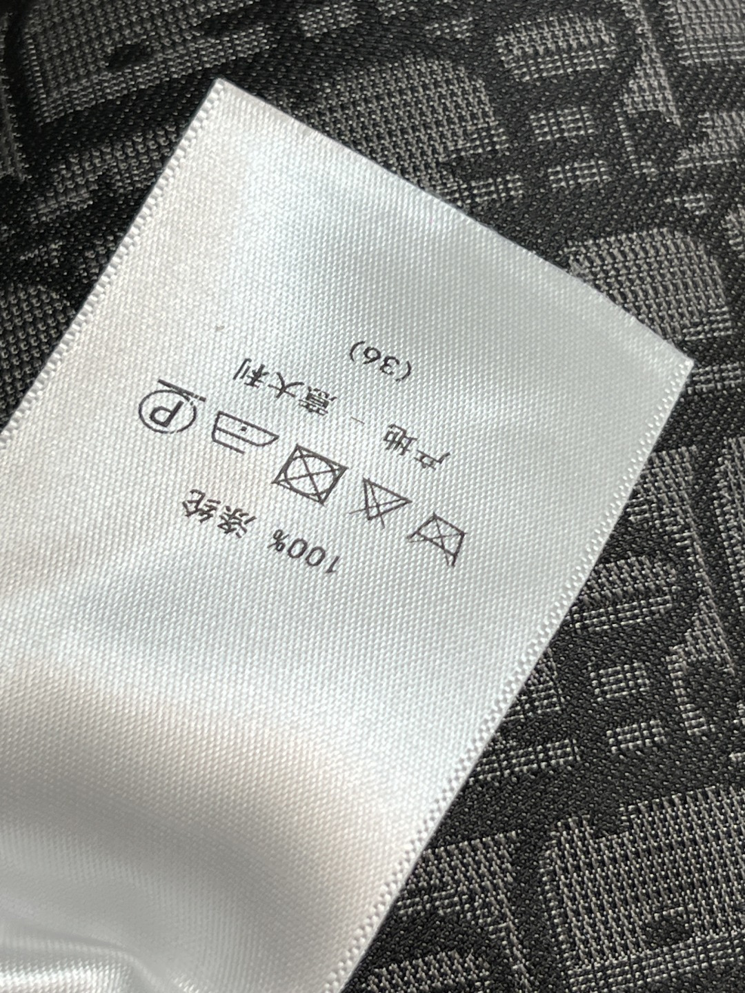 D家 25秋冬新款 老花暗纹提花系列 连帽机能扣外套+连帽夹克外套+搭片裤裙+休闲裤 经典的灰黑色运动风