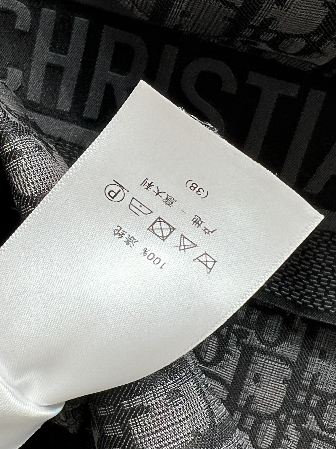 D家 25秋冬新款 老花暗纹提花系列 连帽机能扣外套+连帽夹克外套+搭片裤裙+休闲裤 经典的灰黑色运动风