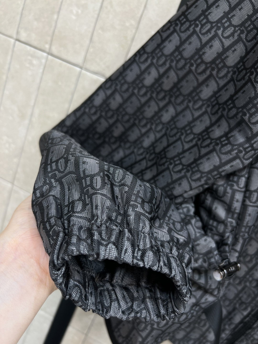 D家 25秋冬新款 老花暗纹提花系列 连帽机能扣外套+连帽夹克外套+搭片裤裙+休闲裤 经典的灰黑色运动风