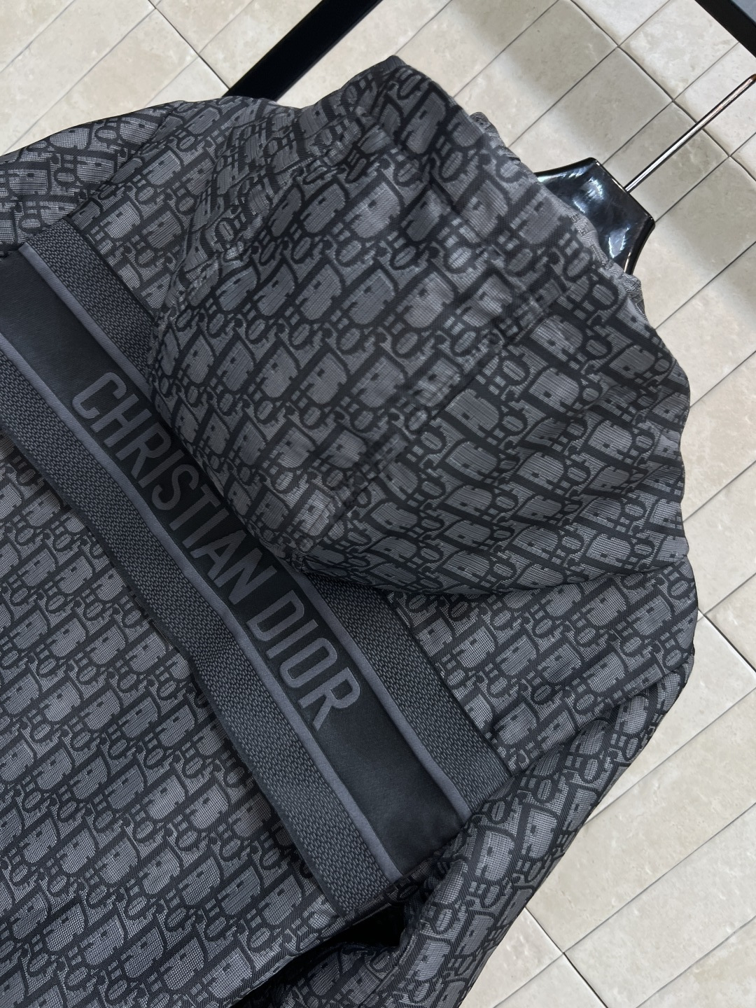 D家 25秋冬新款 老花暗纹提花系列 连帽机能扣外套+连帽夹克外套+搭片裤裙+休闲裤 经典的灰黑色运动风