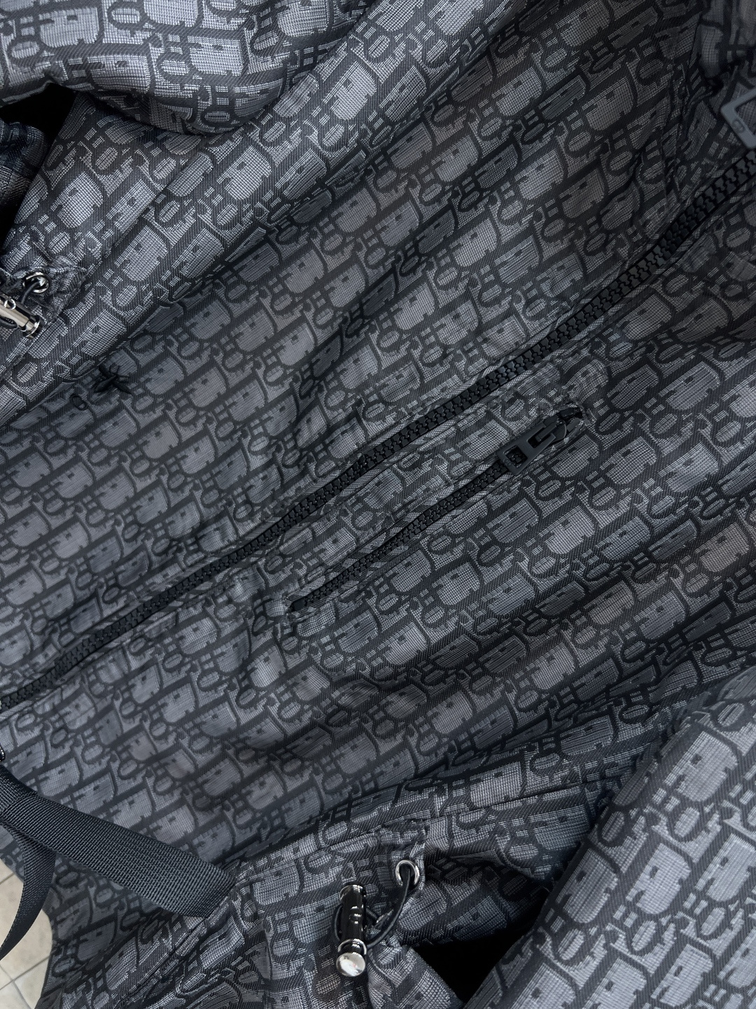 D家 25秋冬新款 老花暗纹提花系列 连帽机能扣外套+连帽夹克外套+搭片裤裙+休闲裤 经典的灰黑色运动风