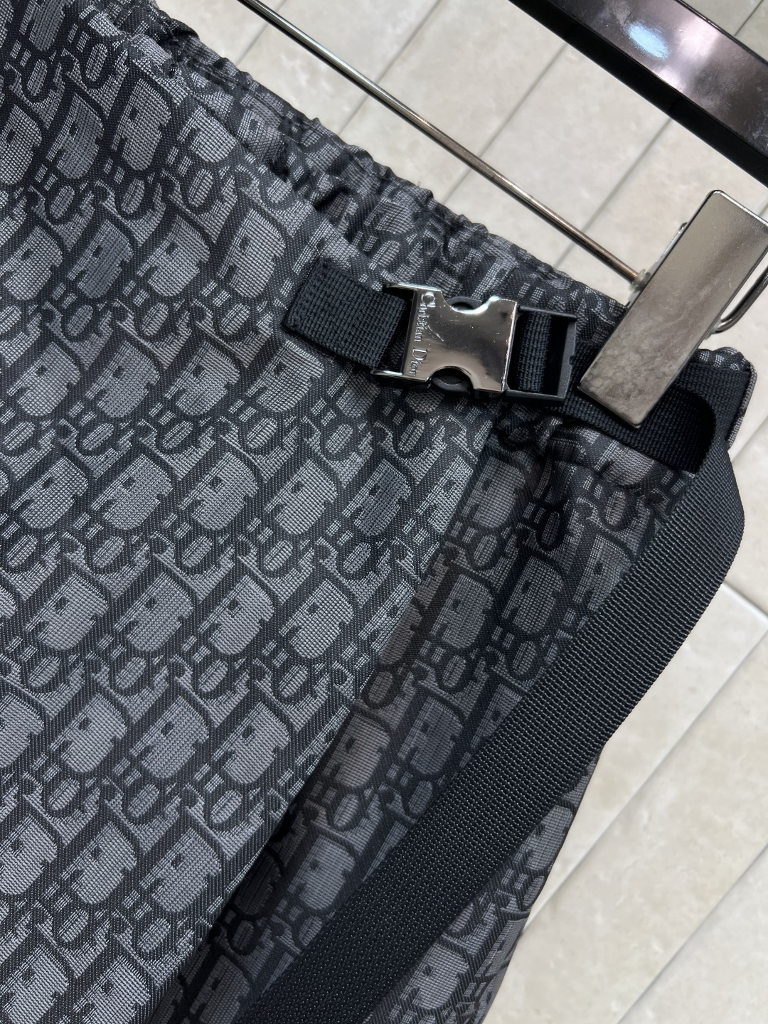 D家 25秋冬新款 老花暗纹提花系列 连帽机能扣外套+连帽夹克外套+搭片裤裙+休闲裤 经典的灰黑色运动风