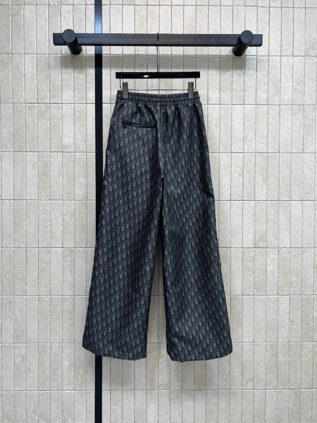 D家 25秋冬新款 老花暗纹提花系列 连帽机能扣外套+连帽夹克外套+搭片裤裙+休闲裤 经典的灰黑色运动风