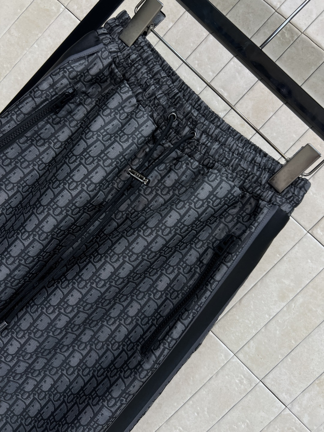 D家 25秋冬新款 老花暗纹提花系列 连帽机能扣外套+连帽夹克外套+搭片裤裙+休闲裤 经典的灰黑色运动风