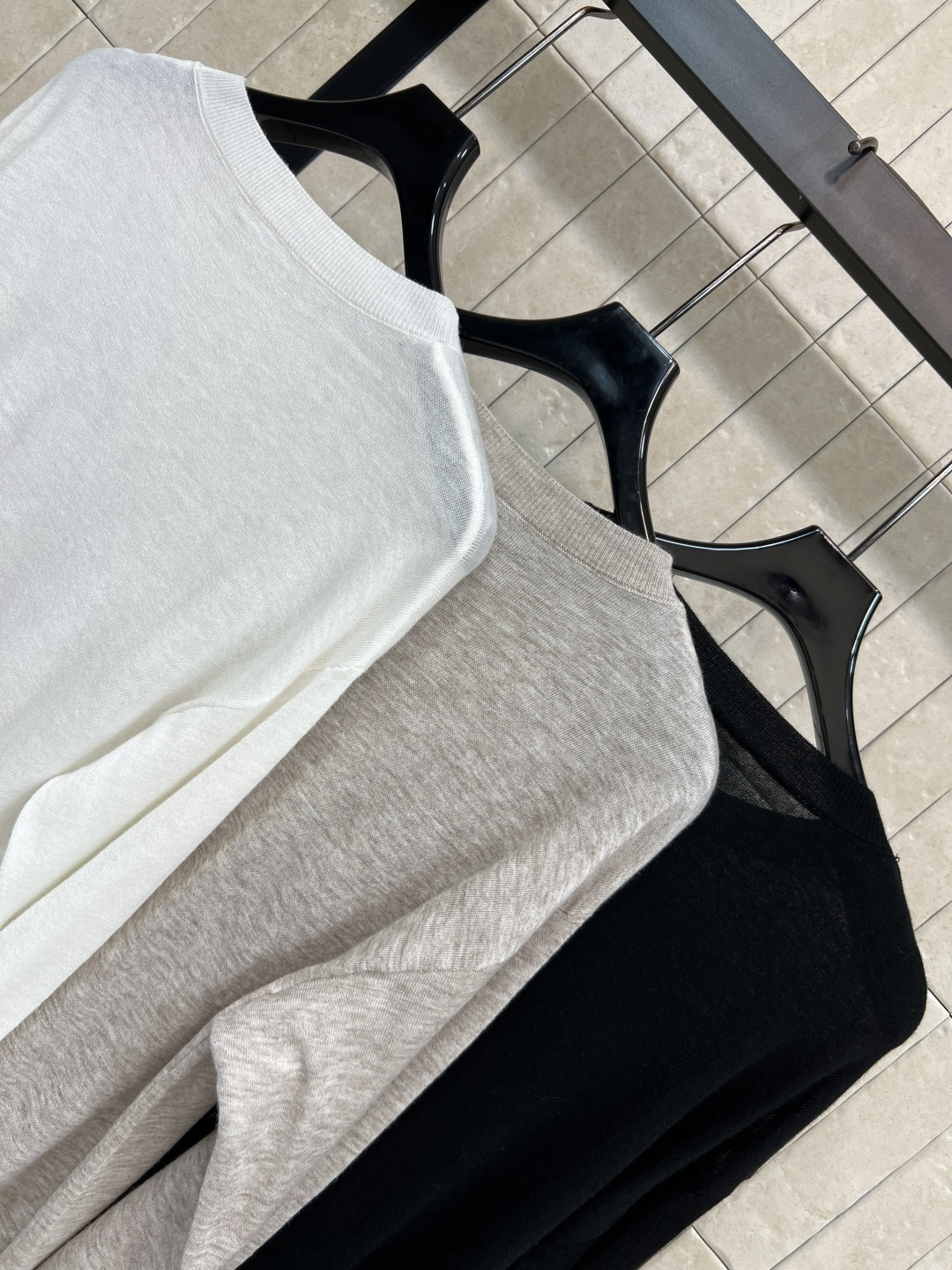 LW家 25秋冬新款 徽标刺绣羊毛长袖衫 百分百羊毛纱线 质感柔软细腻 经典圆领版型 上身显瘦又百搭 经