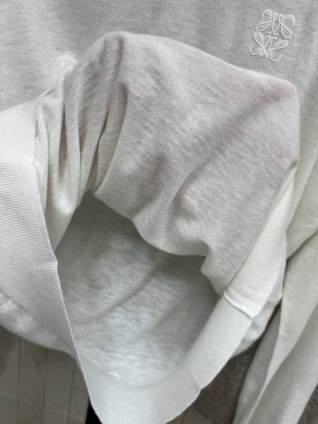 LW家 25秋冬新款 徽标刺绣羊毛长袖衫 百分百羊毛纱线 质感柔软细腻 经典圆领版型 上身显瘦又百搭 经