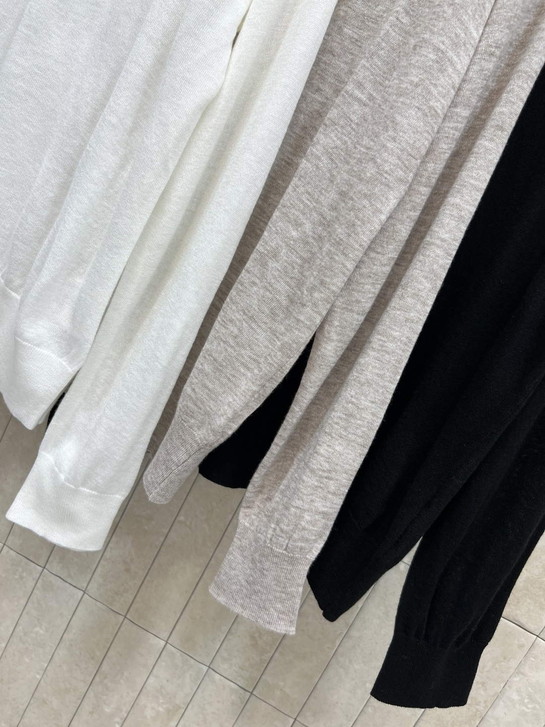 LW家 25秋冬新款 徽标刺绣羊毛长袖衫 百分百羊毛纱线 质感柔软细腻 经典圆领版型 上身显瘦又百搭 经