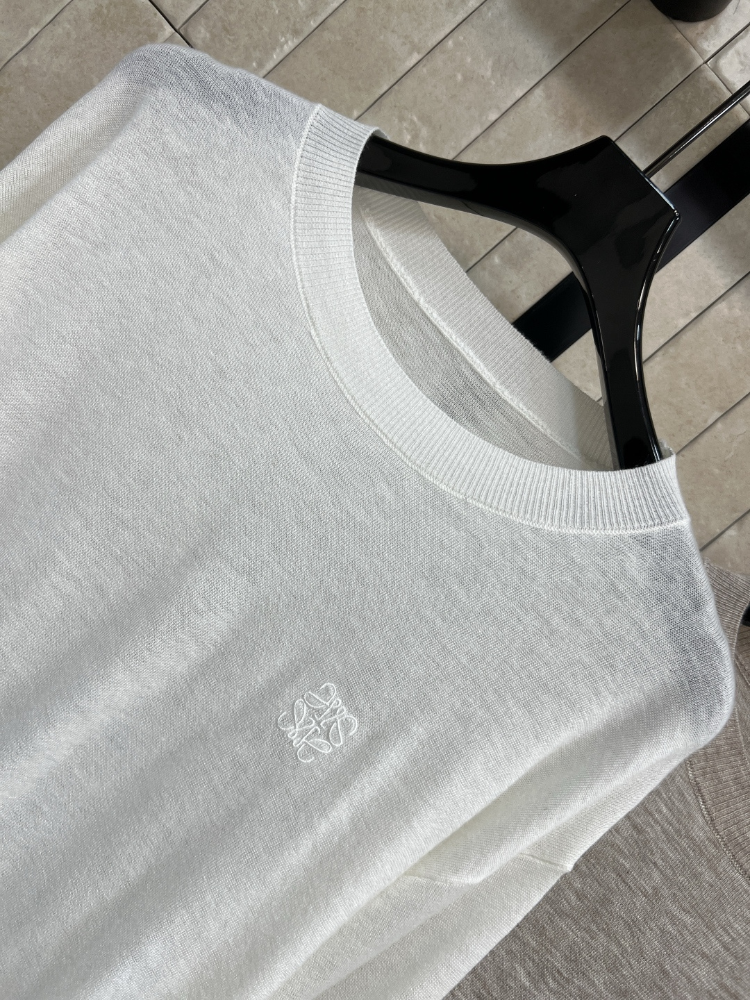 LW家 25秋冬新款 徽标刺绣羊毛长袖衫 百分百羊毛纱线 质感柔软细腻 经典圆领版型 上身显瘦又百搭 经