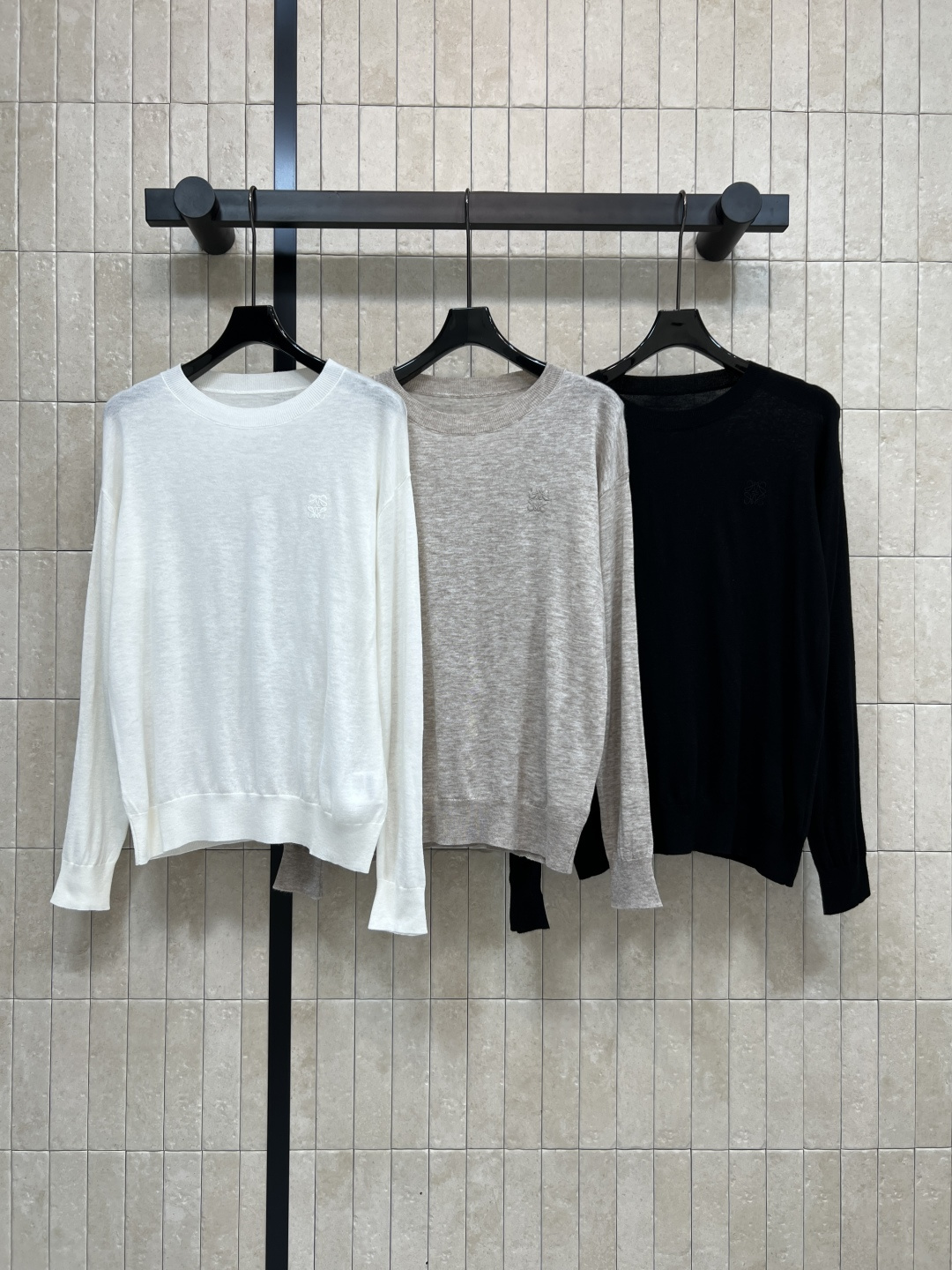 NO:499434,LW Home 25 autumn and winter new style logo embroidered wool long-sleeved shirt 100% wool yarn soft and delicate texture classic round neck style upper body slim and versatile classic brand logo embroidery pattern very simple and atmospheric item practical wear versatile and warm three colors and three codes, alexander wang19860909LW家 25秋冬新款 徽标刺绣羊毛长袖衫 百分百羊毛纱线 质感柔软细腻 经典圆领版型 上身显瘦又百搭 经典品牌标识语刺绣图案 很简约又大气的单品 实穿百搭又保暖 三色三码,,alexander wang,Women's clothing