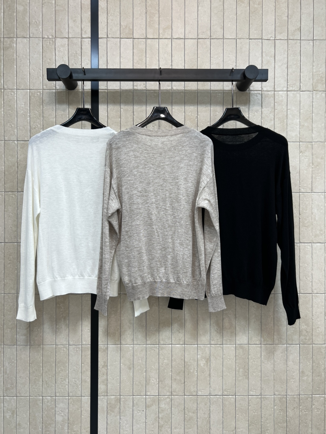 LW家 25秋冬新款 徽标刺绣羊毛长袖衫 百分百羊毛纱线 质感柔软细腻 经典圆领版型 上身显瘦又百搭 经