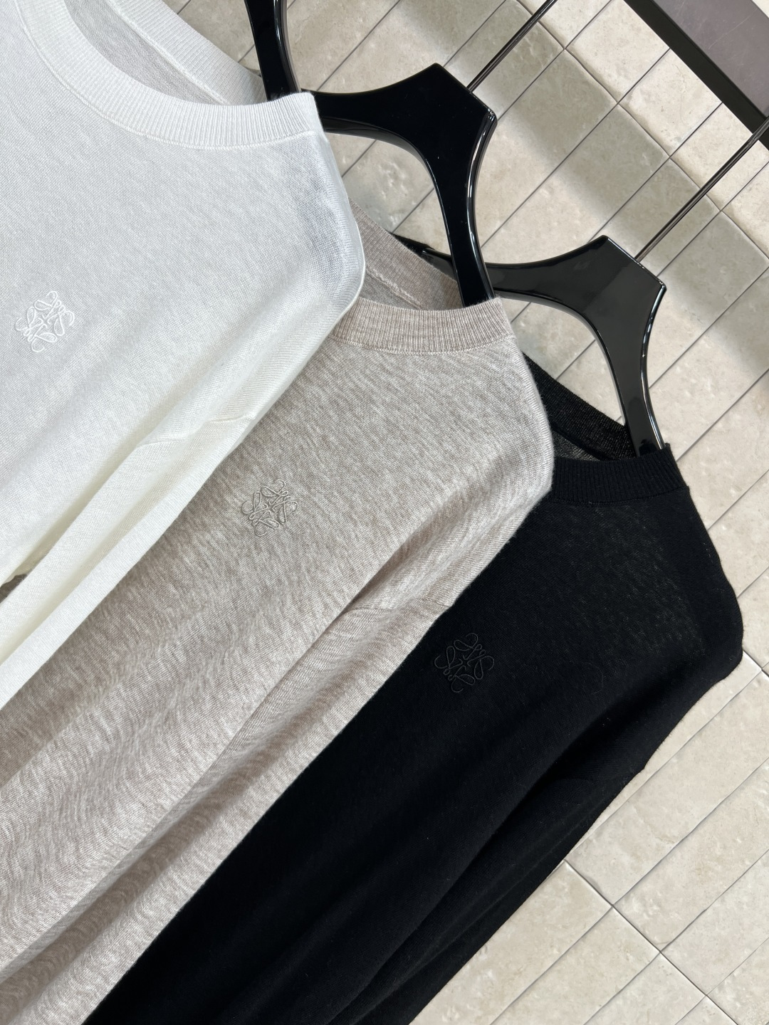 LW家 25秋冬新款 徽标刺绣羊毛长袖衫 百分百羊毛纱线 质感柔软细腻 经典圆领版型 上身显瘦又百搭 经