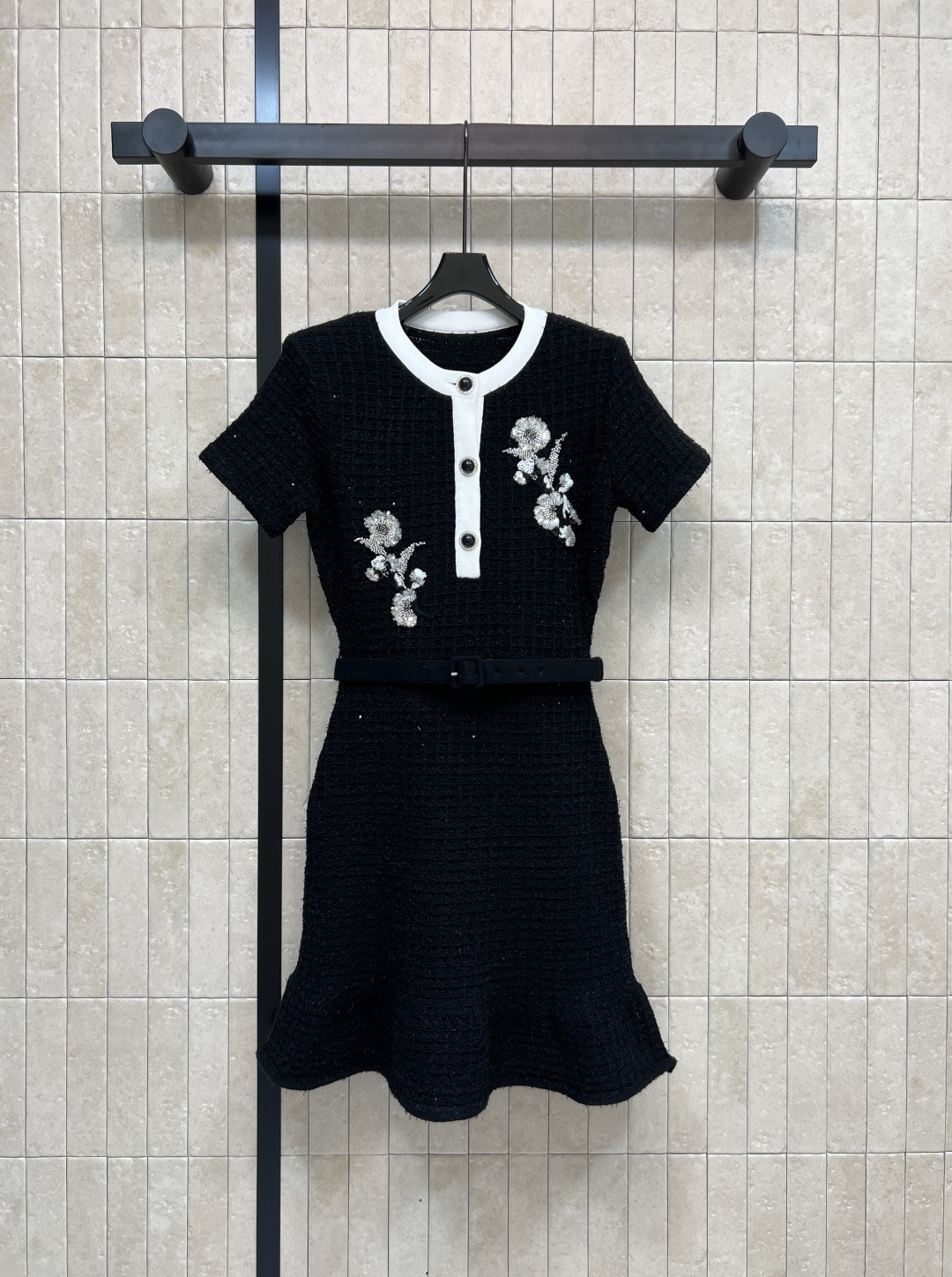 NO:499438,Self 25 new autumn and winter style, beaded flowers knitted short-sleeved dress, the girl is a girl who is very good at visual feeling, black classic versatile matching belt waist slimming, the comfort and warmth of the body or outside in autumn and winter is amazing, the upper body is gentle and elegant, easy to grasp the sweet and playful atmosphere, heavy industry beaded flowers decoration, exquisite feeling is also grasped by one color three-code Size/S-M-L, skirts, T-shirt, alexander wang19860909Self 25秋冬新款 钉珠花朵针织短袖连衣裙 千金名媛即视感狠狠拿捏 黑色一经典百搭搭配腰带收腰显瘦 秋冬天贴身穿或外穿舒适度与保暖效果绝了 上身温柔又显气质 轻松拿捏甜美俏皮氛围 重工钉珠花朵装饰 精致感也拿捏住了一色三码Size/S-M-L,,skirts,T-shirt,alexander wang,Women's clothing