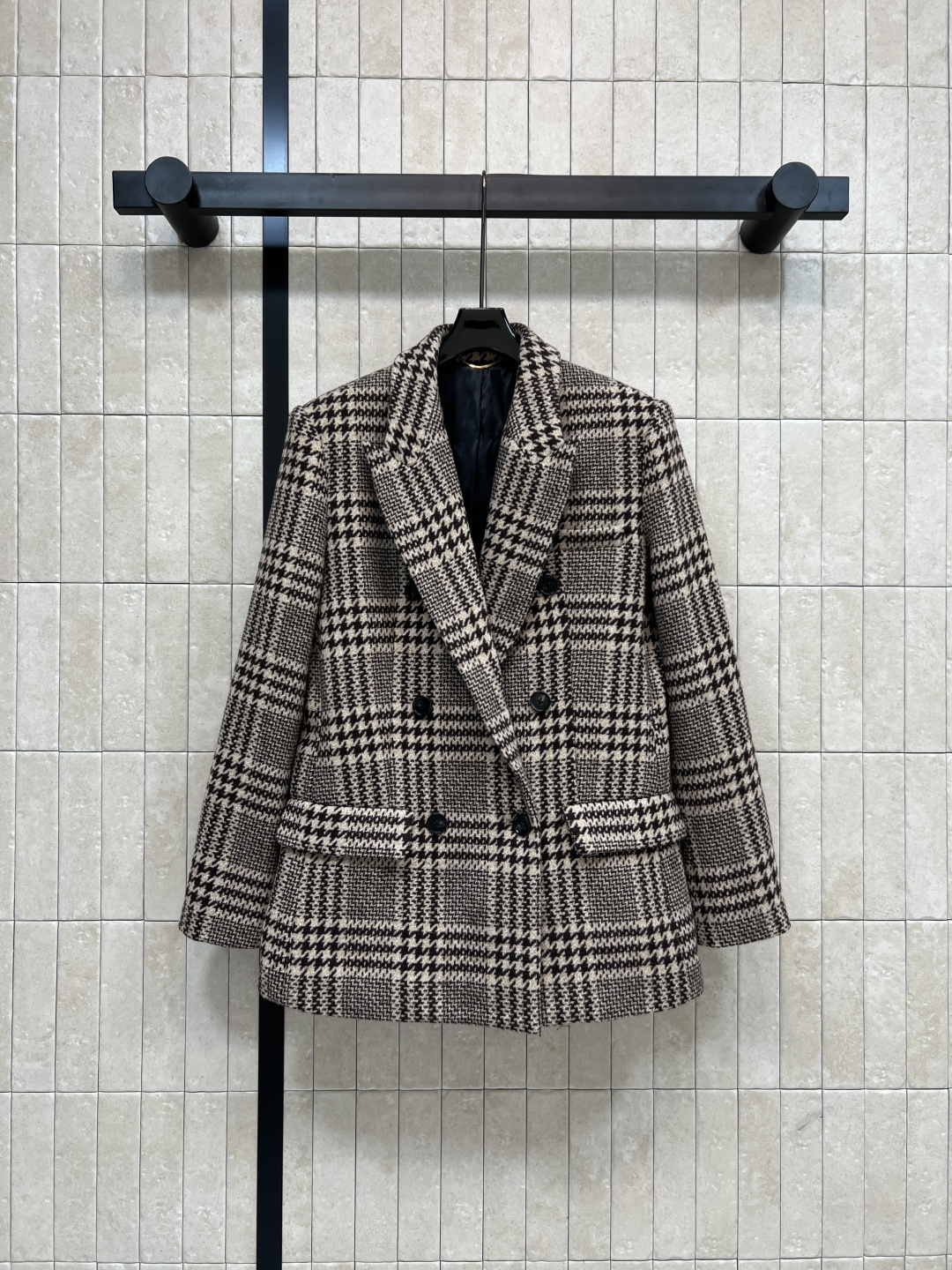 NO:499442,New autumn and winter style wool checked suit jacket full of autumn and winter Feel strong retro style silhouette stylish intellectual and handsome temperament silhouette tailoring design very inclusive with shoulder pads and a sense of confidence when worn Customized colored fabric texture online One color three codes Size/S-M-L,, jackets & coats,business suit,alexander wang19860909秋冬新款 羊毛格纹西装外套 充满秋冬Feel 浓浓的复古范 可飒可时髦 知性帅气气质感 廓形感剪裁设计 很有包容性 带有垫肩 穿起来特别自信感 定制色织面料 质感在线 一色三码 Size/S-M-L,,jackets & coats,business suit,alexander wang,Women's clothing