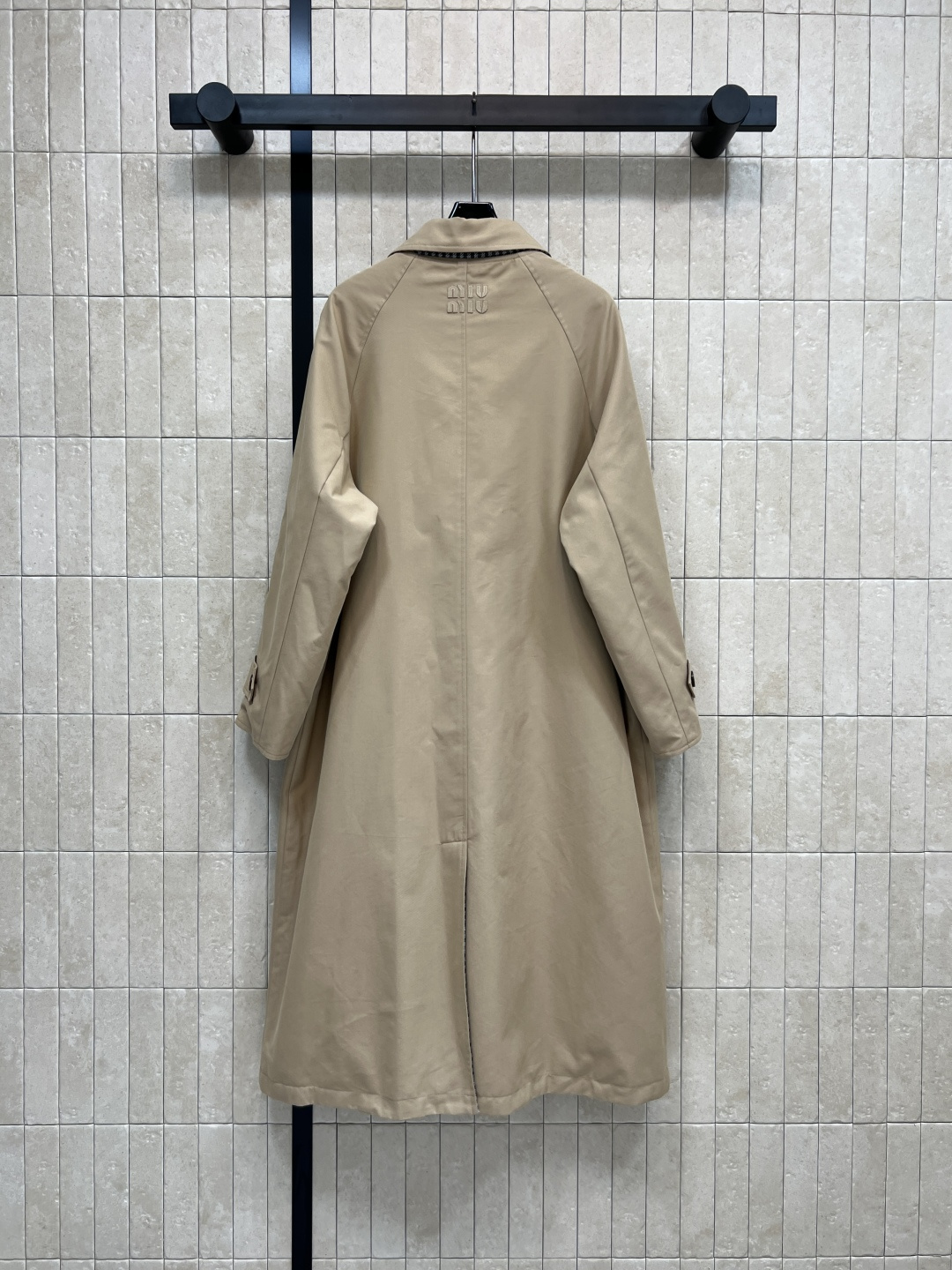 MIu家 25秋冬新款 双面穿长款大衣 一面经典卡其色 一面羊毛千鸟格面料 经典logo徽标点缀彰显品牌
