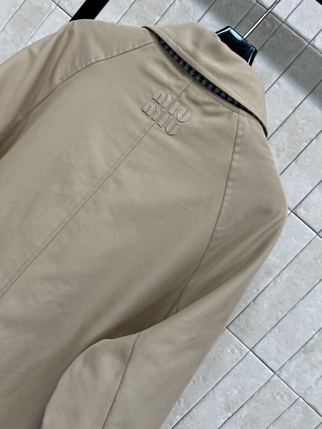 MIu家 25秋冬新款 双面穿长款大衣 一面经典卡其色 一面羊毛千鸟格面料 经典logo徽标点缀彰显品牌