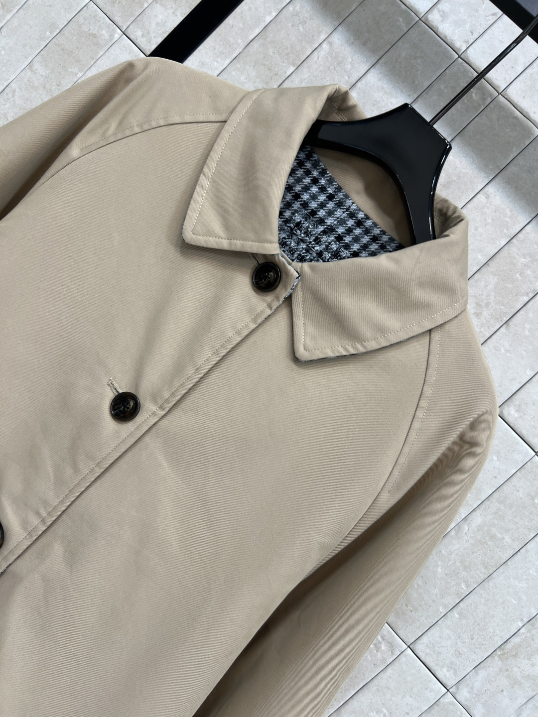 MIu家 25秋冬新款 双面穿长款大衣 一面经典卡其色 一面羊毛千鸟格面料 经典logo徽标点缀彰显品牌