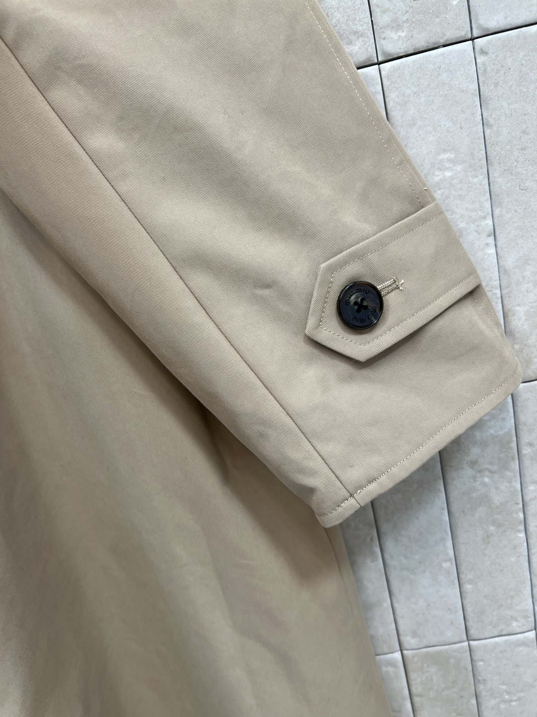 MIu家 25秋冬新款 双面穿长款大衣 一面经典卡其色 一面羊毛千鸟格面料 经典logo徽标点缀彰显品牌