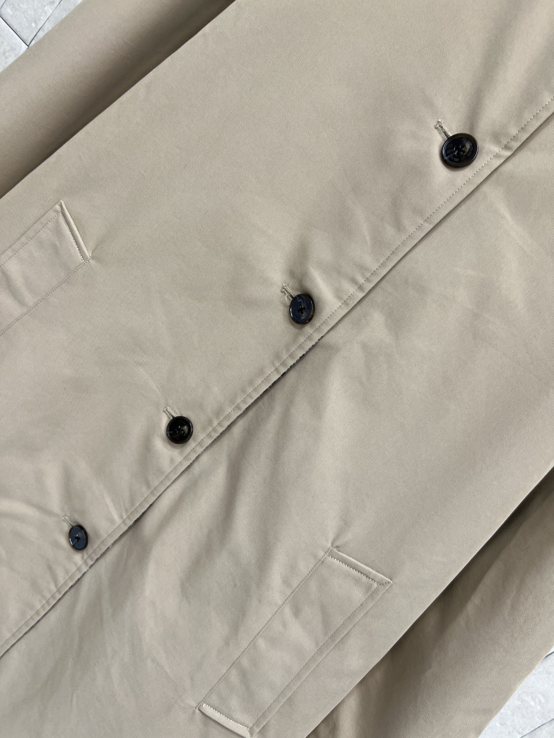 MIu家 25秋冬新款 双面穿长款大衣 一面经典卡其色 一面羊毛千鸟格面料 经典logo徽标点缀彰显品牌