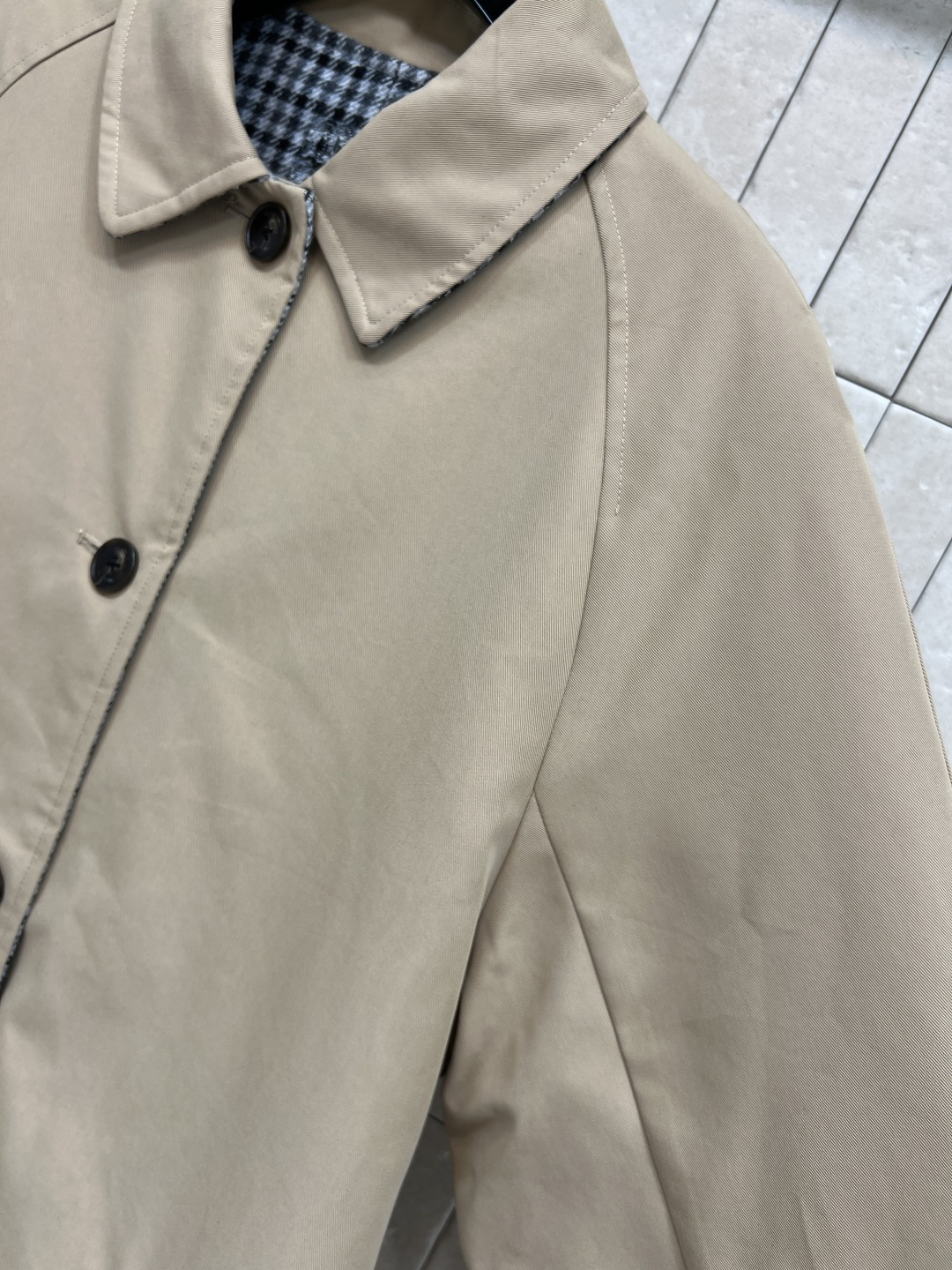 MIu家 25秋冬新款 双面穿长款大衣 一面经典卡其色 一面羊毛千鸟格面料 经典logo徽标点缀彰显品牌