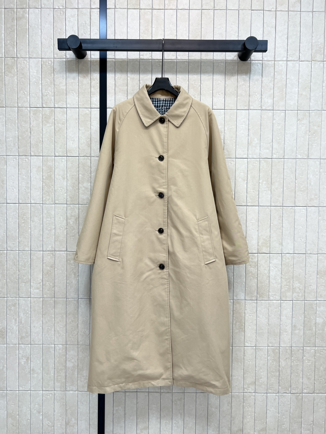 NO:499451,MIujia 25 autumn and winter new style, double-sided long coat, one side of classic khaki, one side of wool houndstooth fabric, classic logo embellishment to highlight the brand's charm, lapel loose straight-tube style, versatile upper body, not picky, coat is definitely autumn and winter, excellent items that show the temperament and match everyday leisure recommendation, one color three-code Size/S-M-L,,miumiu,alexander wang19860909MIu家 25秋冬新款 双面穿长款大衣 一面经典卡其色 一面羊毛千鸟格面料 经典logo徽标点缀彰显品牌魅力 翻领宽松直筒版型 上身百搭不挑人 大衣绝对是秋冬 显气质好搭配的绝佳单品日常出街休闲推荐 一色三码Size/S-M-L,,miumiu,alexander wang,Women's clothing