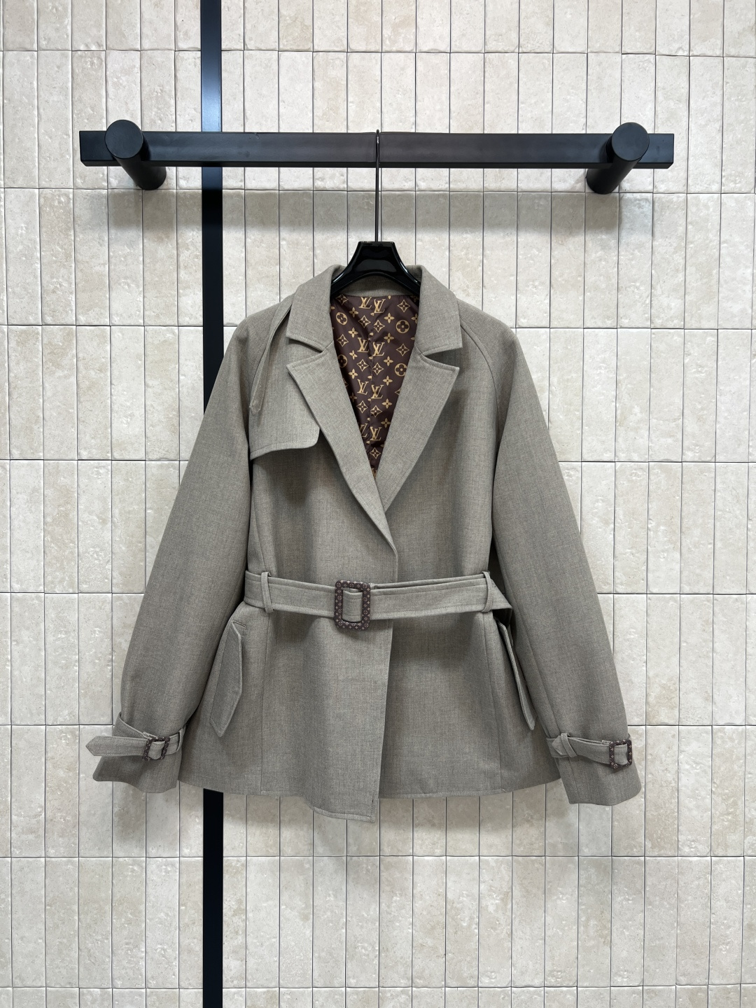 NO:500144,L Home 25 autumn and winter new style, lace-up short windbreaker jacket, elegant and generous classic style, many celebrities same styles, loose and elegant style, very generous for any body, extremely inclusive, the upper body is easy and has a sense of aura, customized suit fabric, soft and delicate and warm, classic presbyopia lining inside, perfect details, one color three,, louis vuitton, jackets & coats, business suit, alexander wang19860909L家 25秋冬新款 系带短款风衣外套 优雅又大方的经典款 超多明星同款 宽松版型很大气 对于任何身材包容性极强 上身轻轻松松就很有气场感定制西装面料 手感柔软细腻且保暖 里面经典老花里衬 细节完美到位 一色三,,louis vuitton,jackets & coats,business suit,alexander wang,Women's clothing