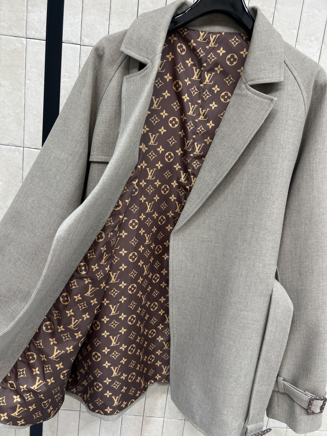 L家 25秋冬新款 系带短款风衣外套 优雅又大方的经典款 超多明星同款 宽松版型很大气 对于任何身材包容