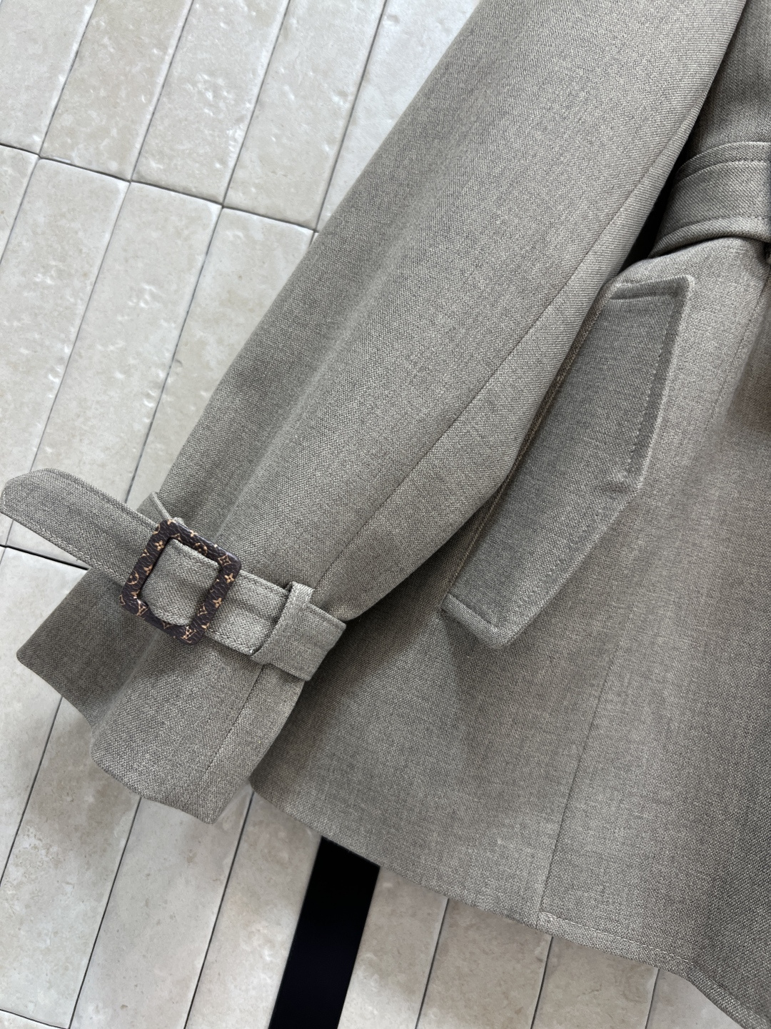 L家 25秋冬新款 系带短款风衣外套 优雅又大方的经典款 超多明星同款 宽松版型很大气 对于任何身材包容