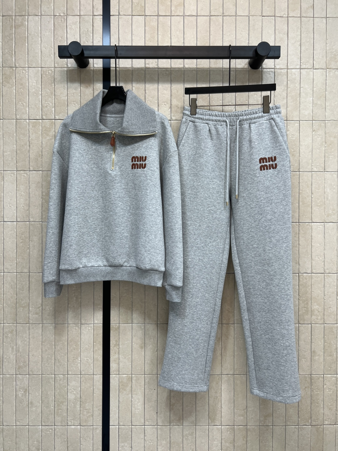 NO:500133,MIu Home 25 autumn and winter new style hooded zipper sweatshirt jacket sports and casual style recommended to keep it yourself The upper body looks so good Hooded loose bat sleeve design Logo glue embellishment Customized YB fabric Details online Two-color three-code Size/S-M-L, Miumiu, hoodie, sweatshirts, jackets & coats, hats, alexander wang19860909MIu家 25秋冬新款 连帽拉链卫衣外套 运动休闲风 推荐自留 上身太好看了 连帽宽松蝙蝠袖设计 logo胶标点缀 定制的YB面料 细节感在线 两色三码Size/S-M-L,,miumiu,hoodie,sweatshirts,jackets & coats,hats,alexander wang,Women's clothing