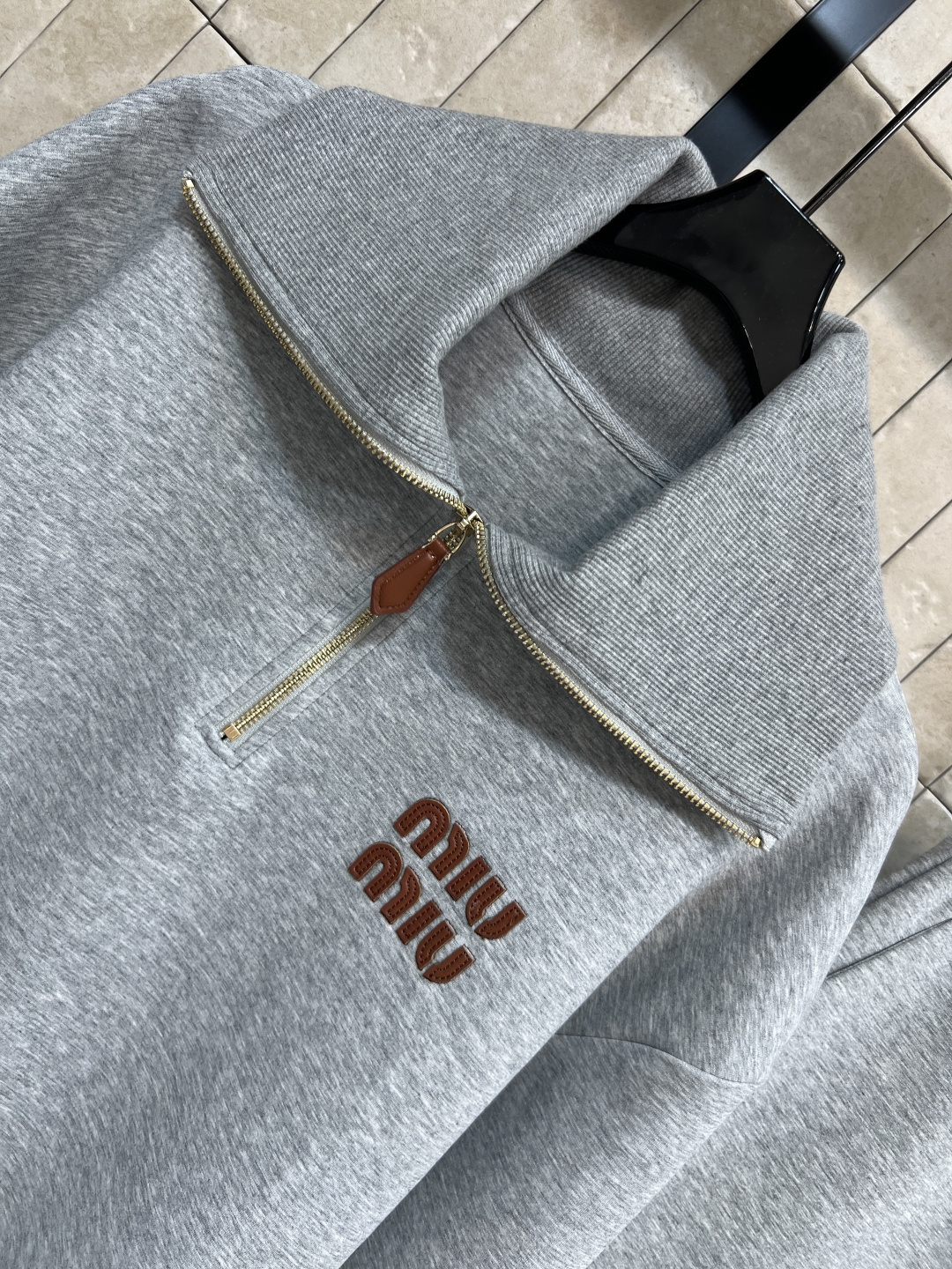 MIu家 25秋冬新款 连帽拉链卫衣外套 运动休闲风 推荐自留 上身太好看了 连帽宽松蝙蝠袖设计 log