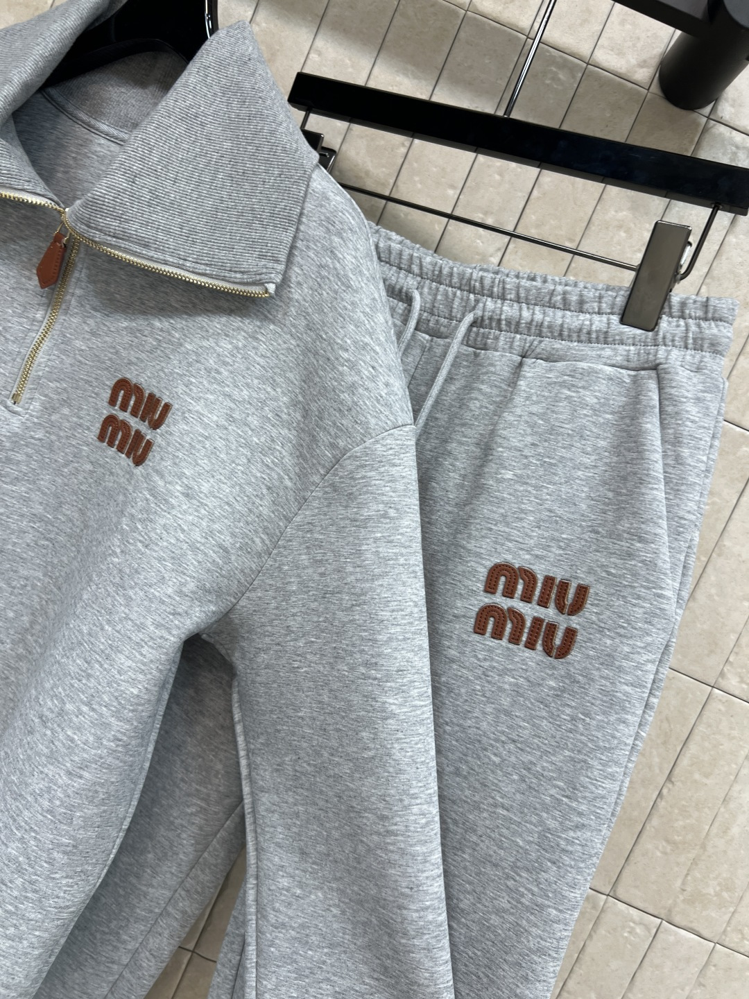 MIu家 25秋冬新款 连帽拉链卫衣外套 运动休闲风 推荐自留 上身太好看了 连帽宽松蝙蝠袖设计 log