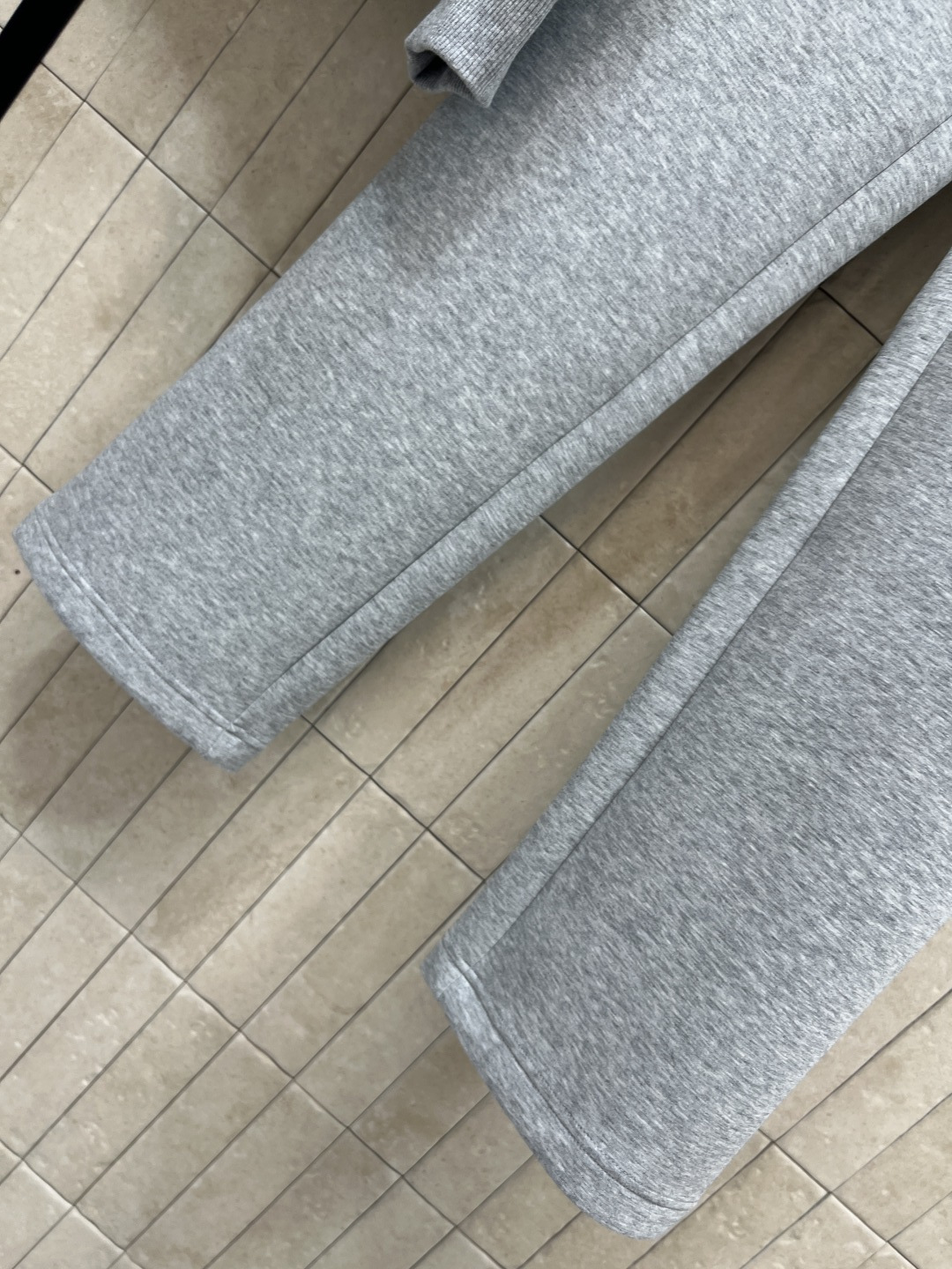 MIu家 25秋冬新款 连帽拉链卫衣外套 运动休闲风 推荐自留 上身太好看了 连帽宽松蝙蝠袖设计 log