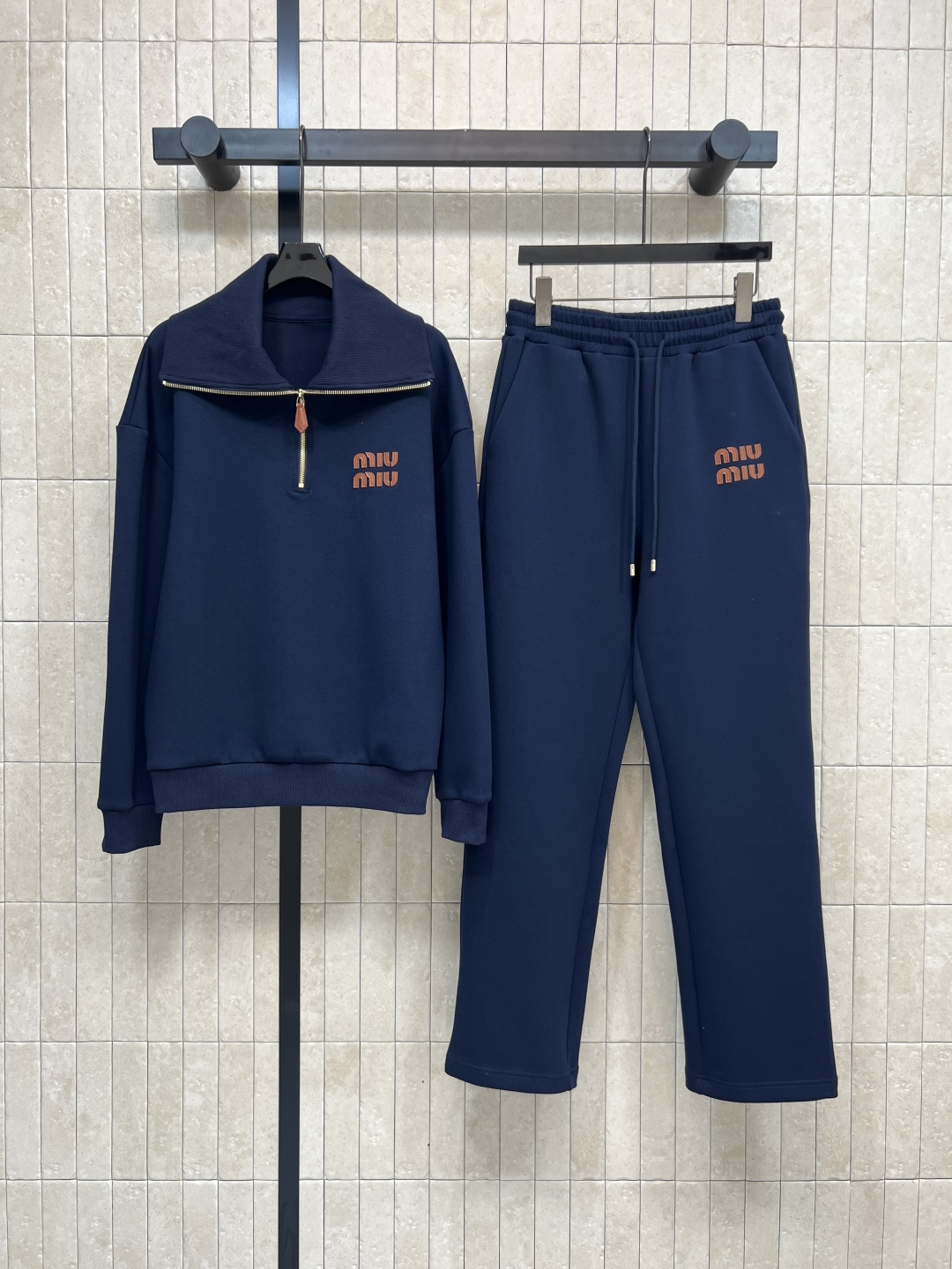 NO:500137,MIu Home 25 autumn and winter new style hooded zipper sweatshirt jacket sports and casual style recommended to keep it yourself The upper body looks so good Hooded loose bat sleeve design Logo glue embellishment Customized YB fabric Details online Two-color three-code Size/S-M-L, Miumiu, hoodie, sweatshirts, jackets & coats, hats, alexander wang19860909MIu家 25秋冬新款 连帽拉链卫衣外套 运动休闲风 推荐自留 上身太好看了 连帽宽松蝙蝠袖设计 logo胶标点缀 定制的YB面料 细节感在线 两色三码Size/S-M-L,,miumiu,hoodie,sweatshirts,jackets & coats,hats,alexander wang,Women's clothing