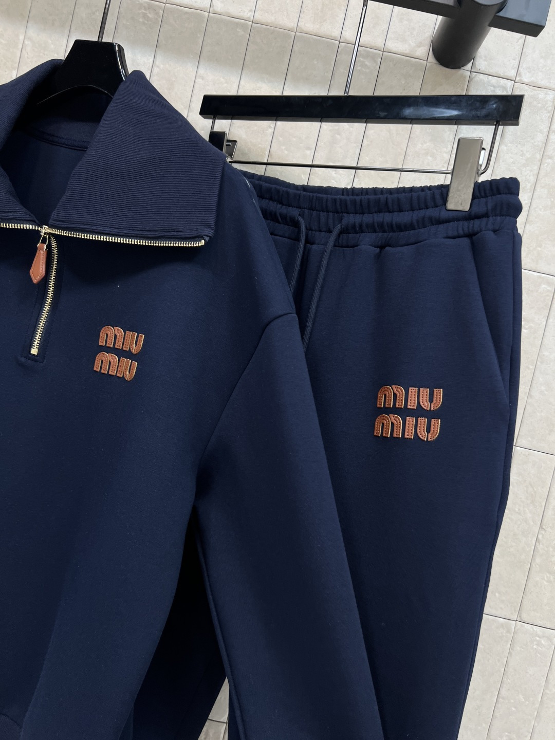 MIu家 25秋冬新款 连帽拉链卫衣外套 运动休闲风 推荐自留 上身太好看了 连帽宽松蝙蝠袖设计 log