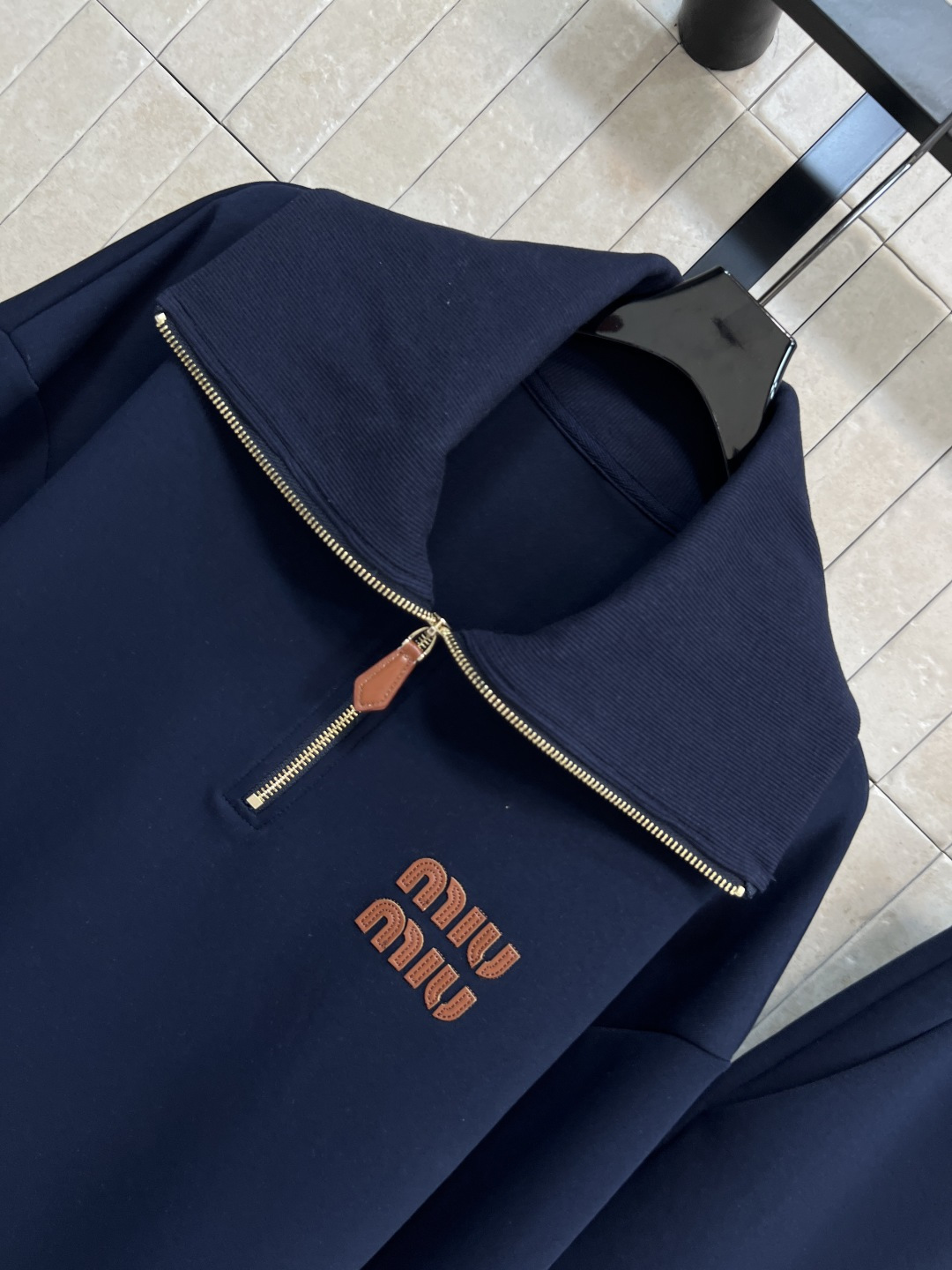 MIu家 25秋冬新款 连帽拉链卫衣外套 运动休闲风 推荐自留 上身太好看了 连帽宽松蝙蝠袖设计 log