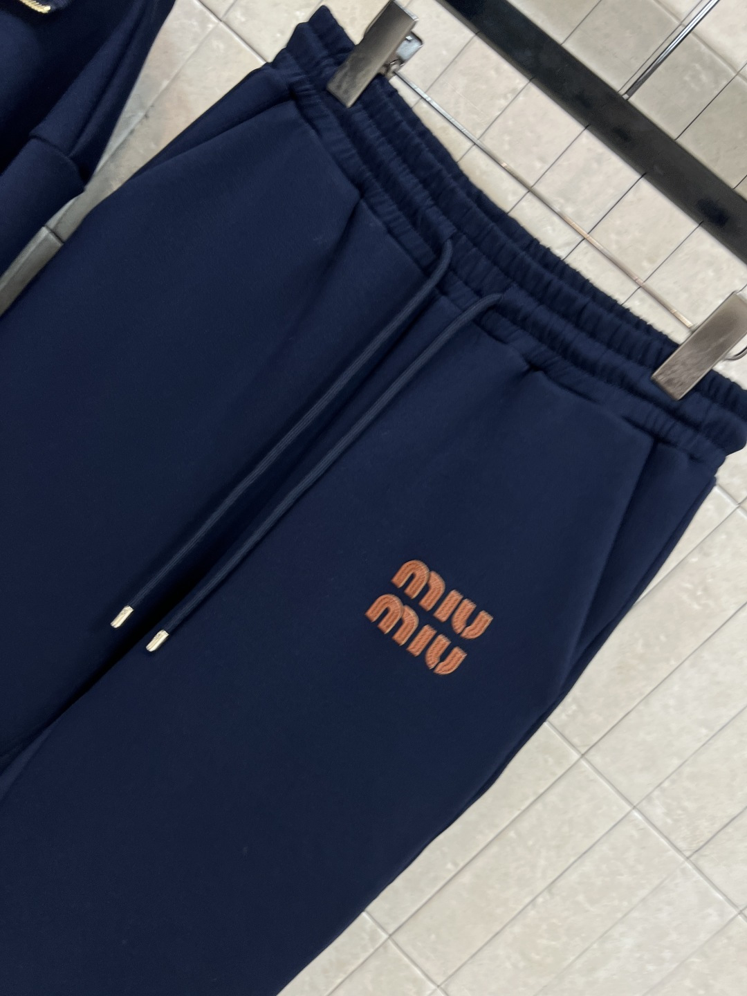 MIu家 25秋冬新款 连帽拉链卫衣外套 运动休闲风 推荐自留 上身太好看了 连帽宽松蝙蝠袖设计 log