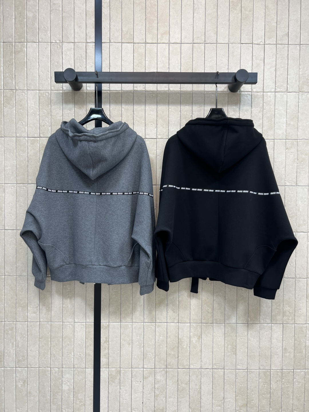 MIu家 25秋冬新款 连帽拉链卫衣外套 运动休闲风 推荐自留 上身太好看了 连帽宽松蝙蝠袖设计 log
