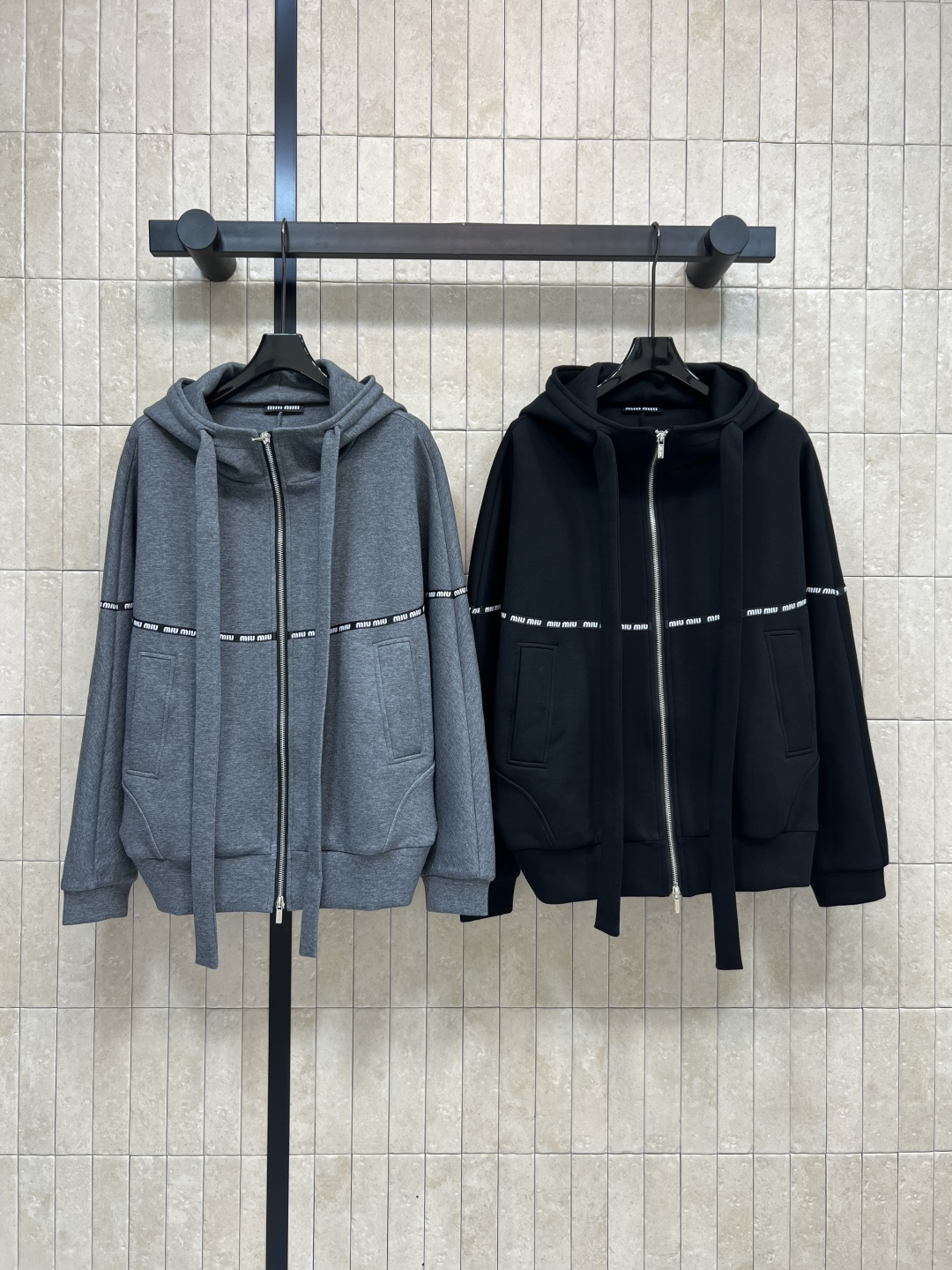 NO:500141,MIu Home 25 autumn and winter new style hooded zipper sweatshirt jacket sports and casual style recommended to keep it yourself The upper body looks so good Hooded loose bat sleeve design Logo glue embellishment Customized YB fabric Details online Two-color three-code Size/S-M-L, Miumiu, hoodie, sweatshirts, jackets & coats, hats, alexander wang19860909MIu家 25秋冬新款 连帽拉链卫衣外套 运动休闲风 推荐自留 上身太好看了 连帽宽松蝙蝠袖设计 logo胶标点缀 定制的YB面料 细节感在线 两色三码Size/S-M-L,,miumiu,hoodie,sweatshirts,jackets & coats,hats,alexander wang,Women's clothing