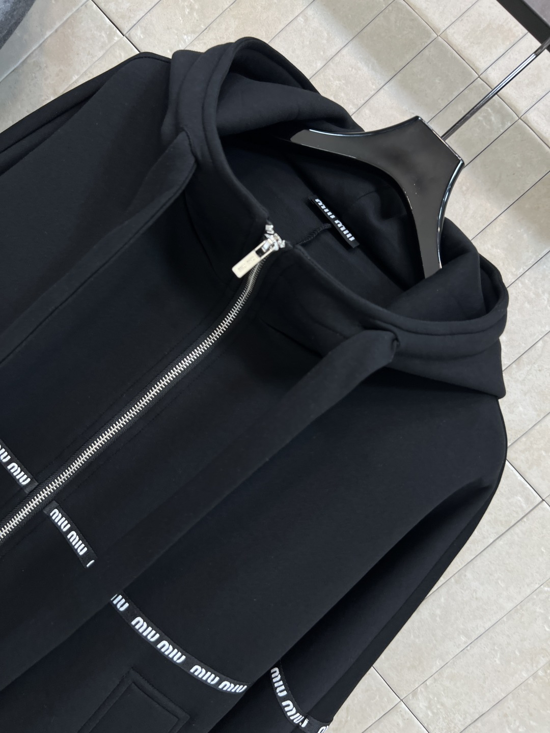 MIu家 25秋冬新款 连帽拉链卫衣外套 运动休闲风 推荐自留 上身太好看了 连帽宽松蝙蝠袖设计 log