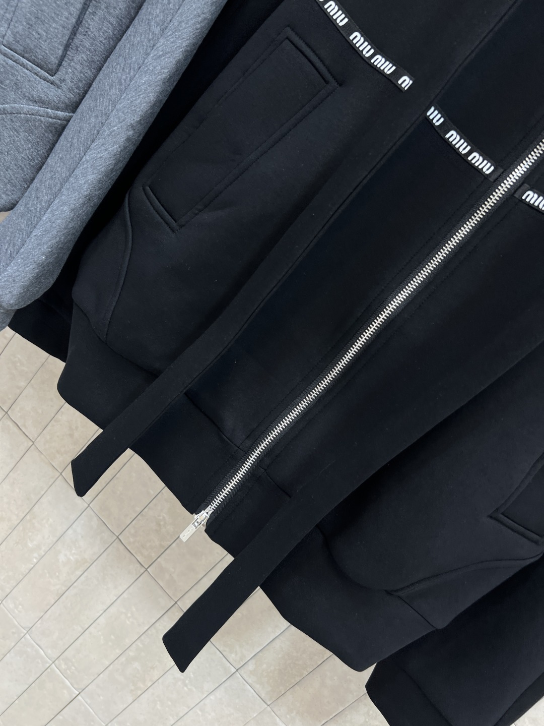 MIu家 25秋冬新款 连帽拉链卫衣外套 运动休闲风 推荐自留 上身太好看了 连帽宽松蝙蝠袖设计 log