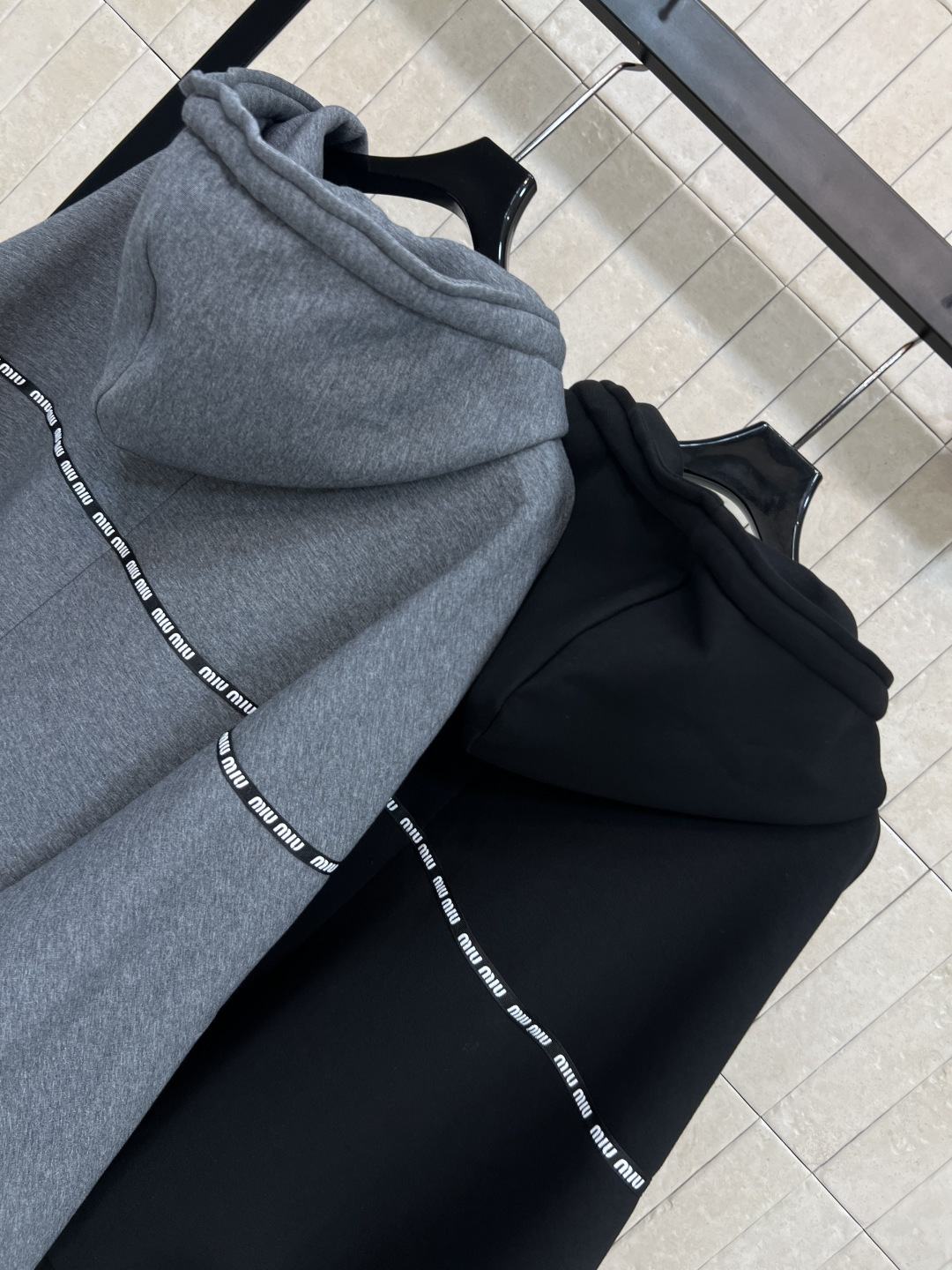 MIu家 25秋冬新款 连帽拉链卫衣外套 运动休闲风 推荐自留 上身太好看了 连帽宽松蝙蝠袖设计 log