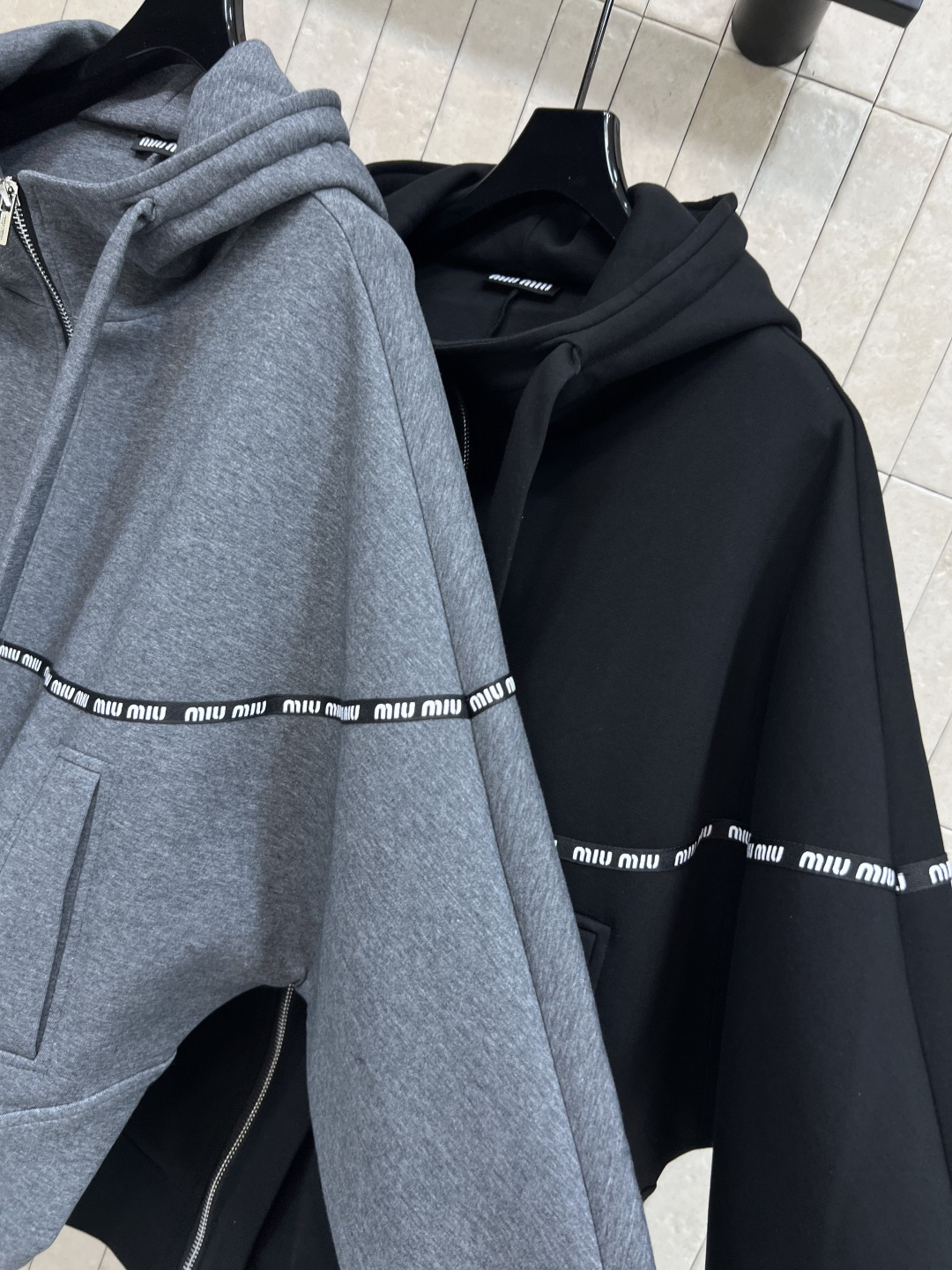 MIu家 25秋冬新款 连帽拉链卫衣外套 运动休闲风 推荐自留 上身太好看了 连帽宽松蝙蝠袖设计 log