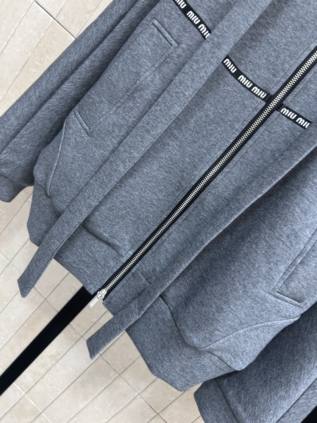 MIu家 25秋冬新款 连帽拉链卫衣外套 运动休闲风 推荐自留 上身太好看了 连帽宽松蝙蝠袖设计 log