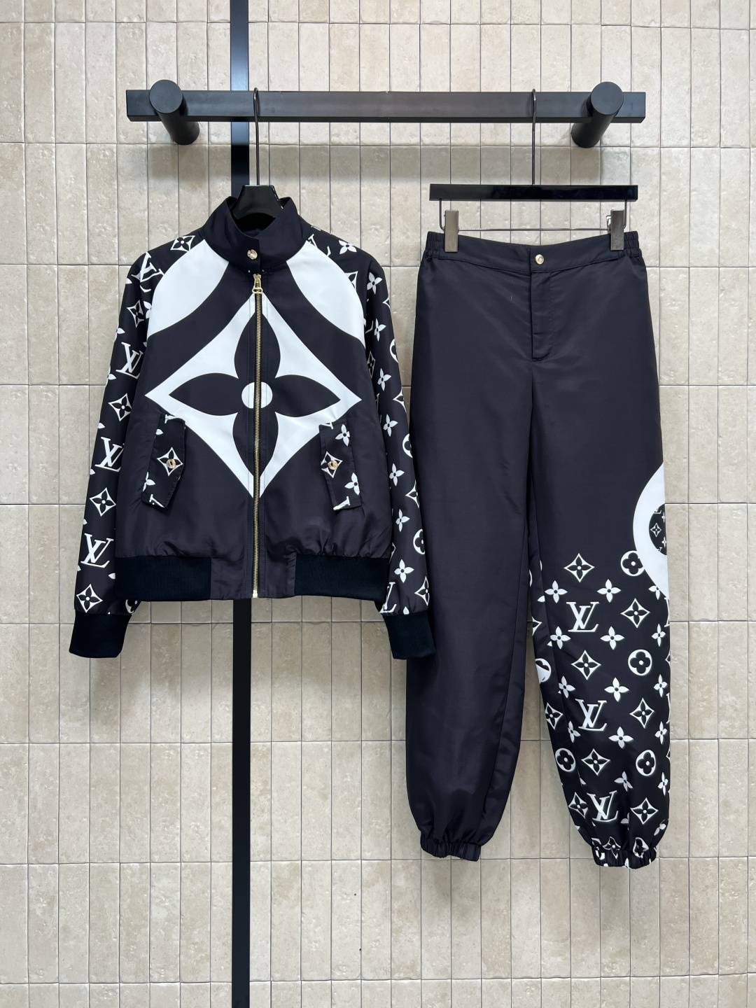 NO:500150,L's 25 autumn and winter new style, black and white presbyterian logo printed casual set, hooded stand-up collar zipper jacket + tying casual pants, everyday casual exercise, a set of top body is handsome, fashionable and stylish, full-print black and white contrasting coins presbyterian pattern, the whole set is textured online, one color three codes Size/S-M-L,,louis vuitton, jackets & coats,hats,alexander wang19860909L家 25秋冬新款 黑白老花logo印花休闲套装 连帽立领拉链外套+束脚休闲裤 日常休闲运动都可以 一套上身帅气又时髦有型 满印黑白撞色钱币老花图案 整套都是质感在线的 一色三码 Size/S-M-L,,louis vuitton,jackets & coats,hats,alexander wang,Women's clothing