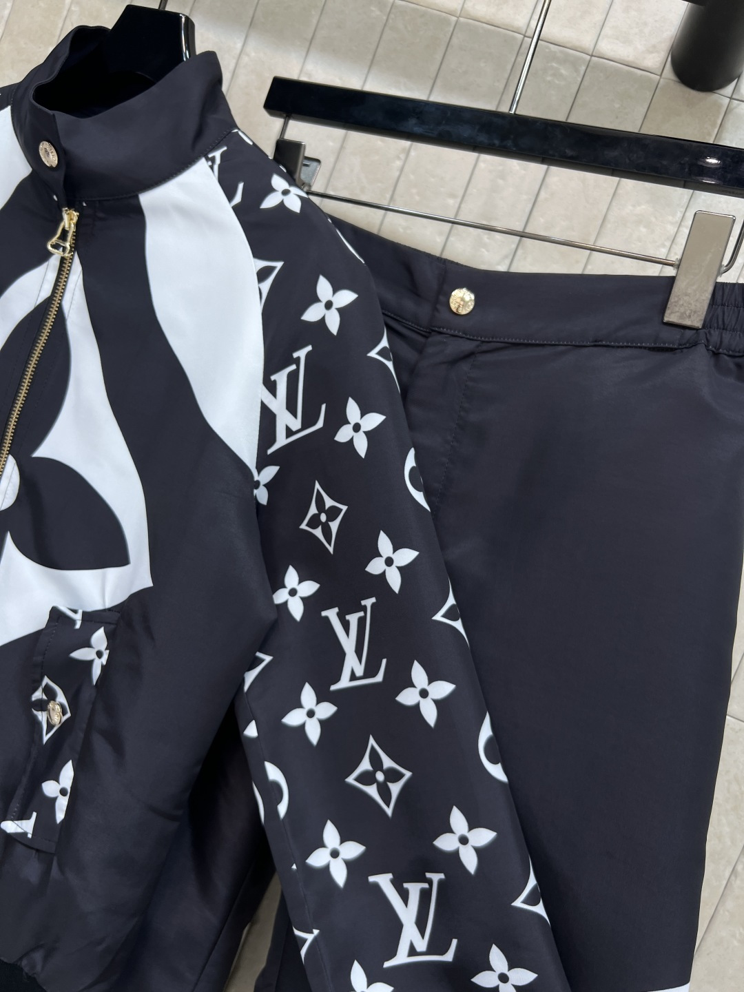 L家 25秋冬新款 黑白老花logo印花休闲套装 连帽立领拉链外套+束脚休闲裤 日常休闲运动都可以 一套