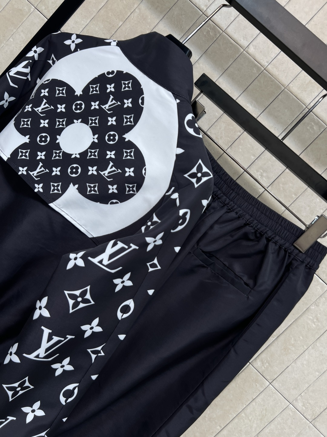 L家 25秋冬新款 黑白老花logo印花休闲套装 连帽立领拉链外套+束脚休闲裤 日常休闲运动都可以 一套